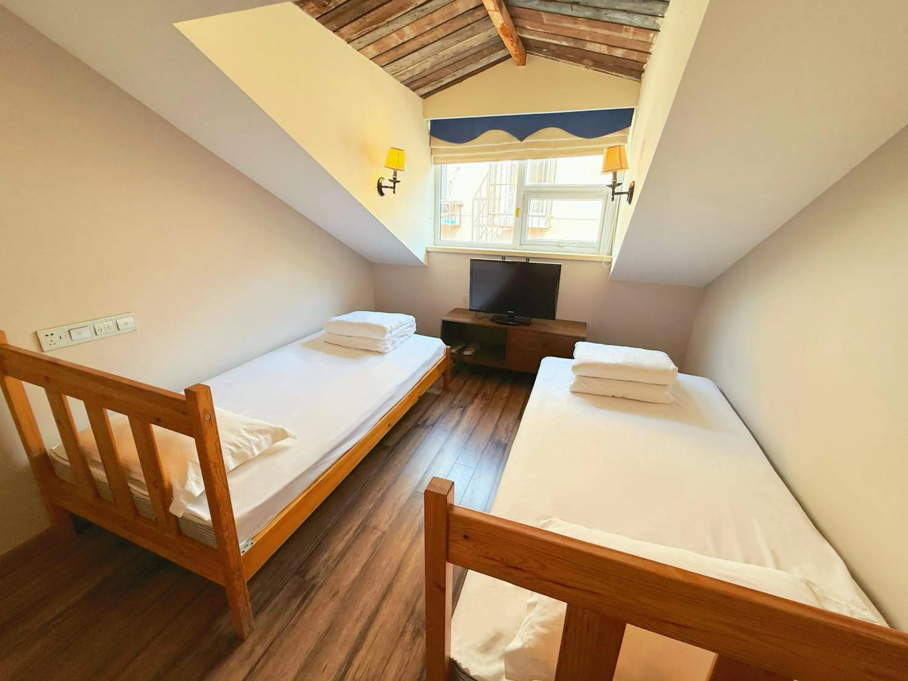 Photo of the whole room, Bed in Qingdao Kaiyue Hotel Zhongshan Road St Michael's Cathedral and Zhanqiao Pier