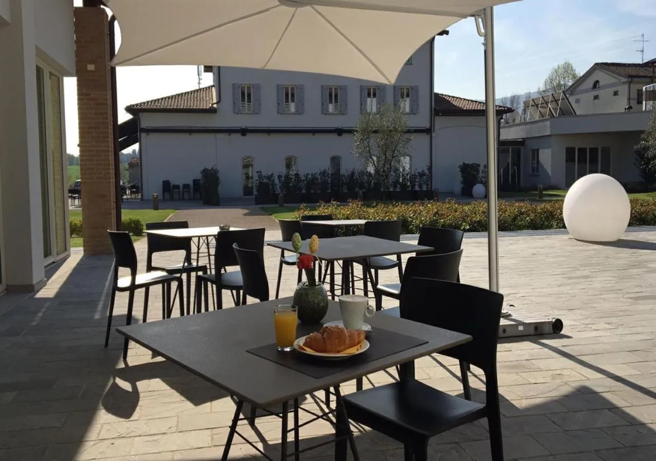 Patio in Boiardo Hotel