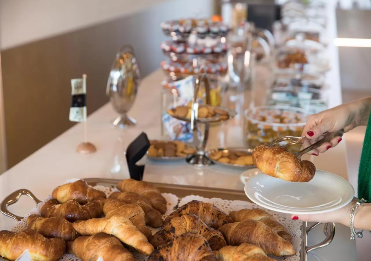 Restaurant/places to eat in Boiardo Hotel