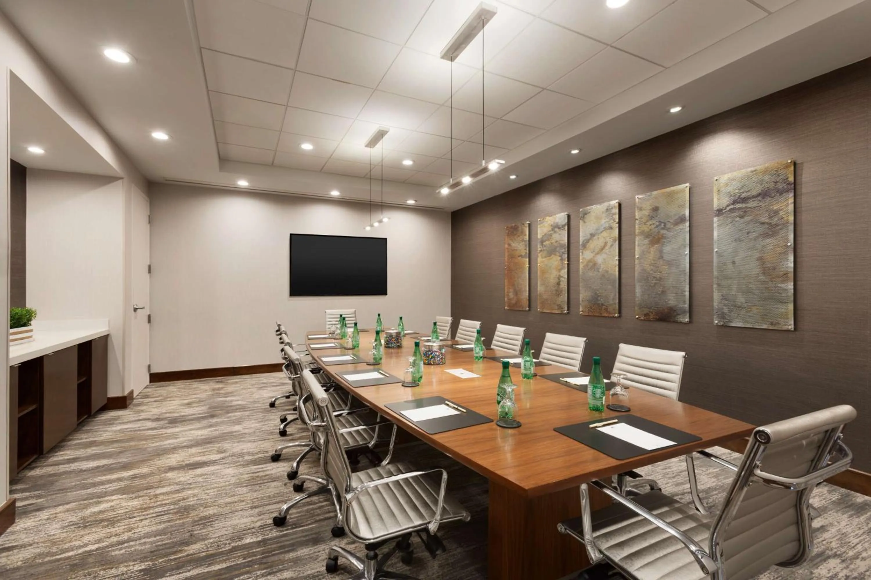 Meeting/conference room in DoubleTree by Hilton Bradley International Airport