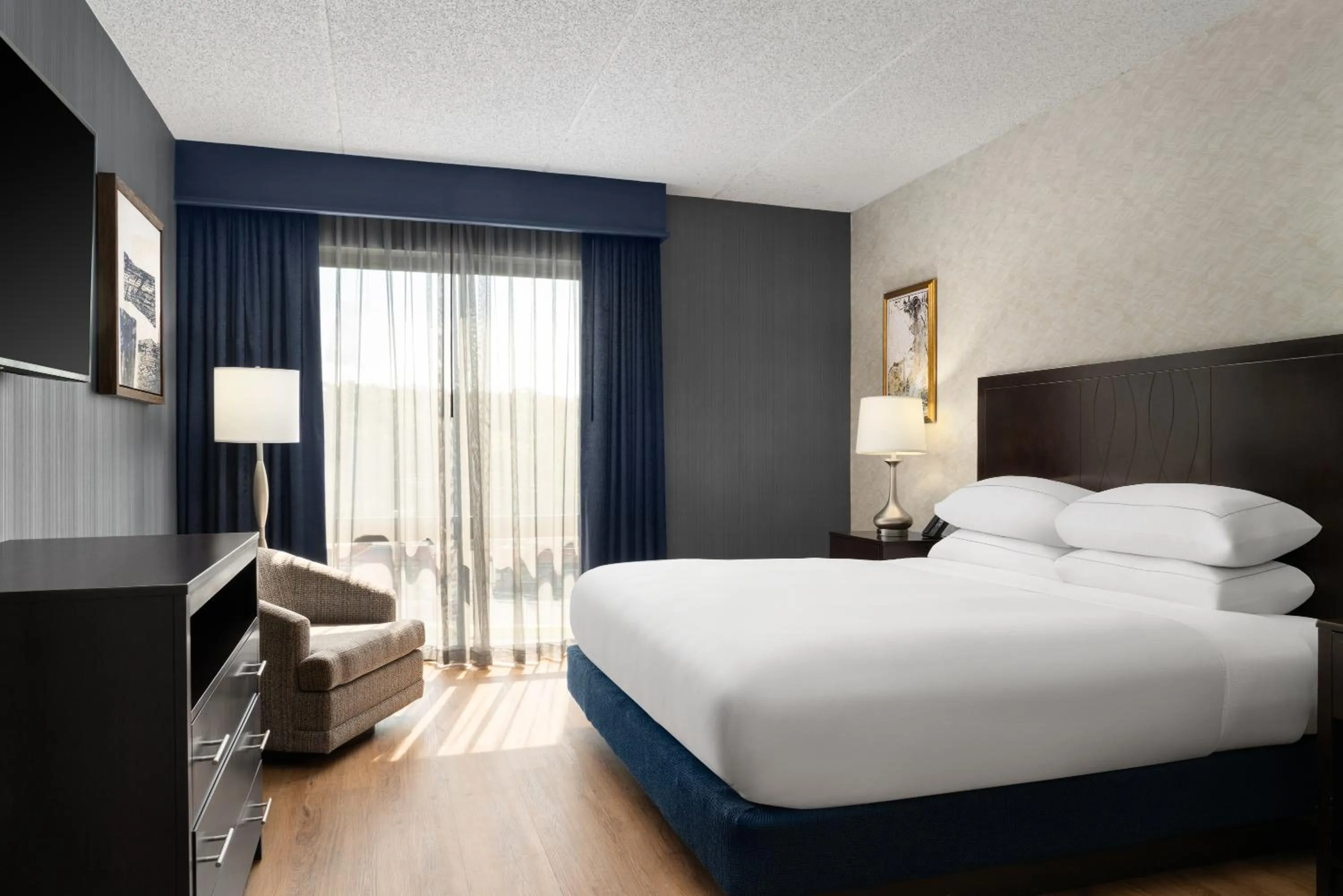 Bed in DoubleTree by Hilton Bradley International Airport