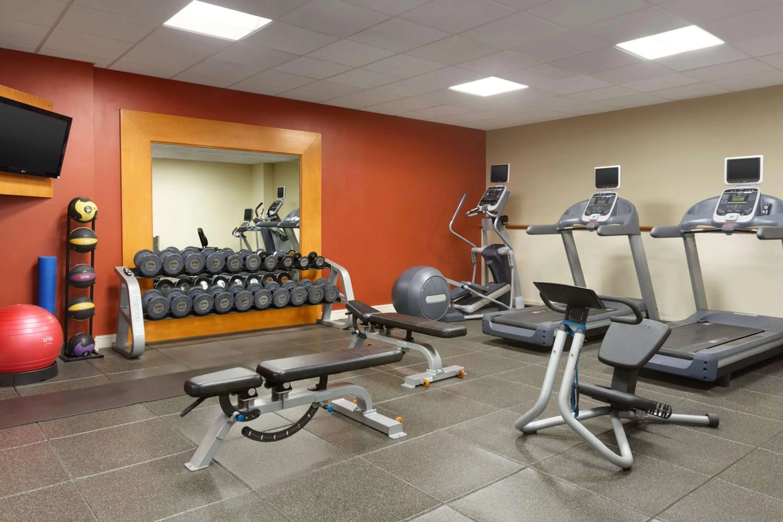 Fitness centre/facilities in DoubleTree by Hilton Bradley International Airport