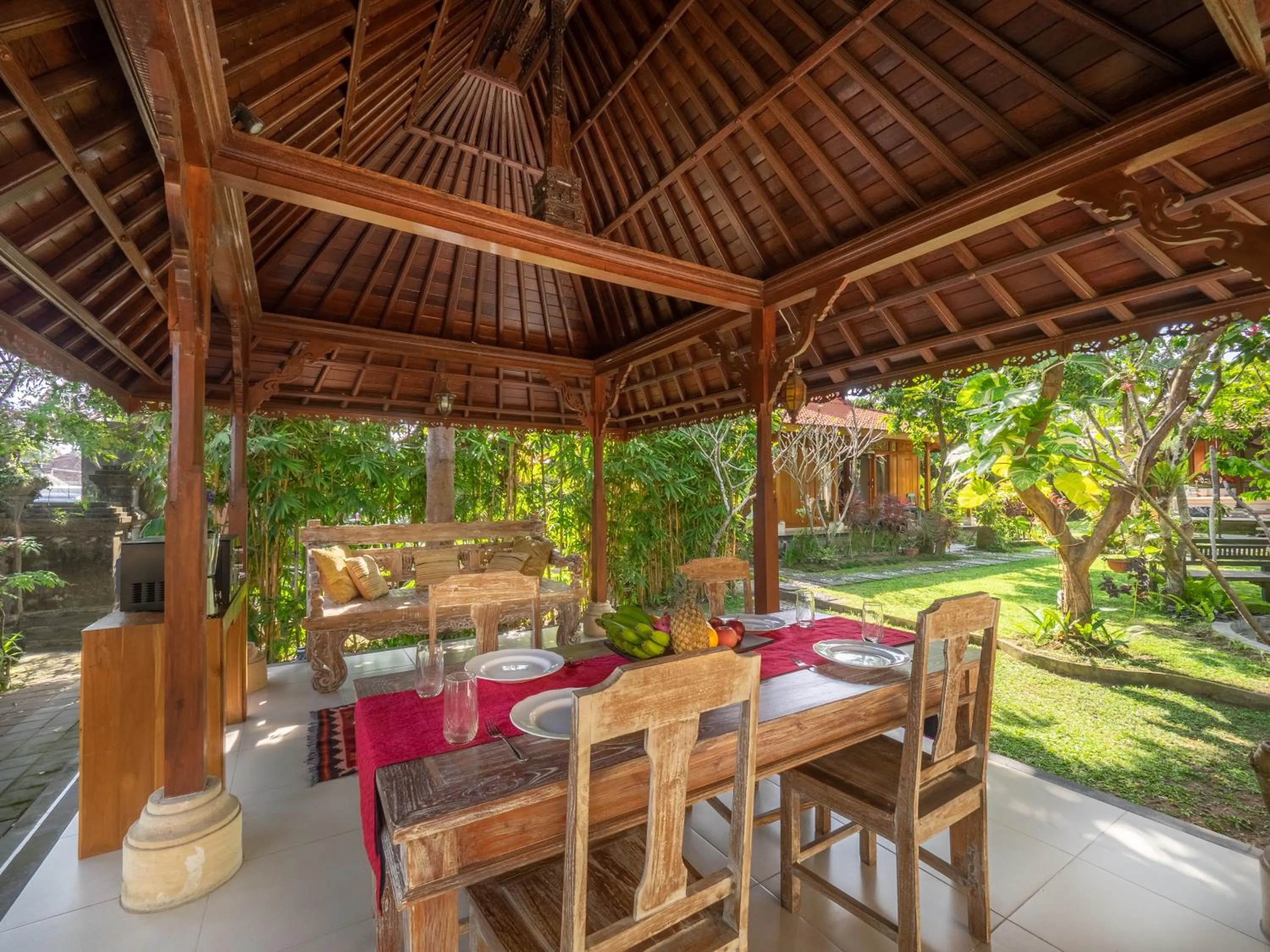 Restaurant/places to eat in Tiis Garden Puri Villas