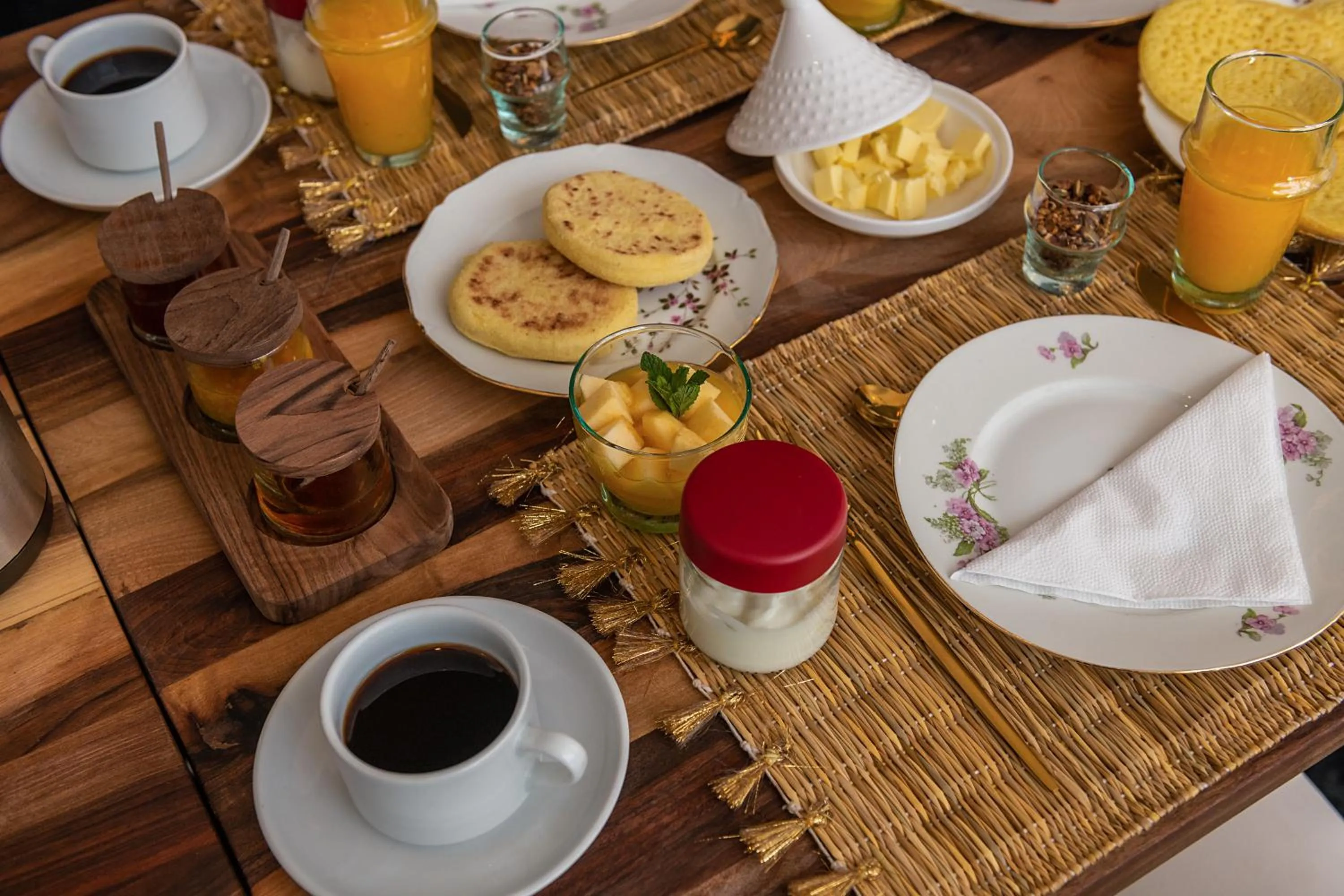 Coffee/tea facilities in Riad la Parenthèse by Sashema