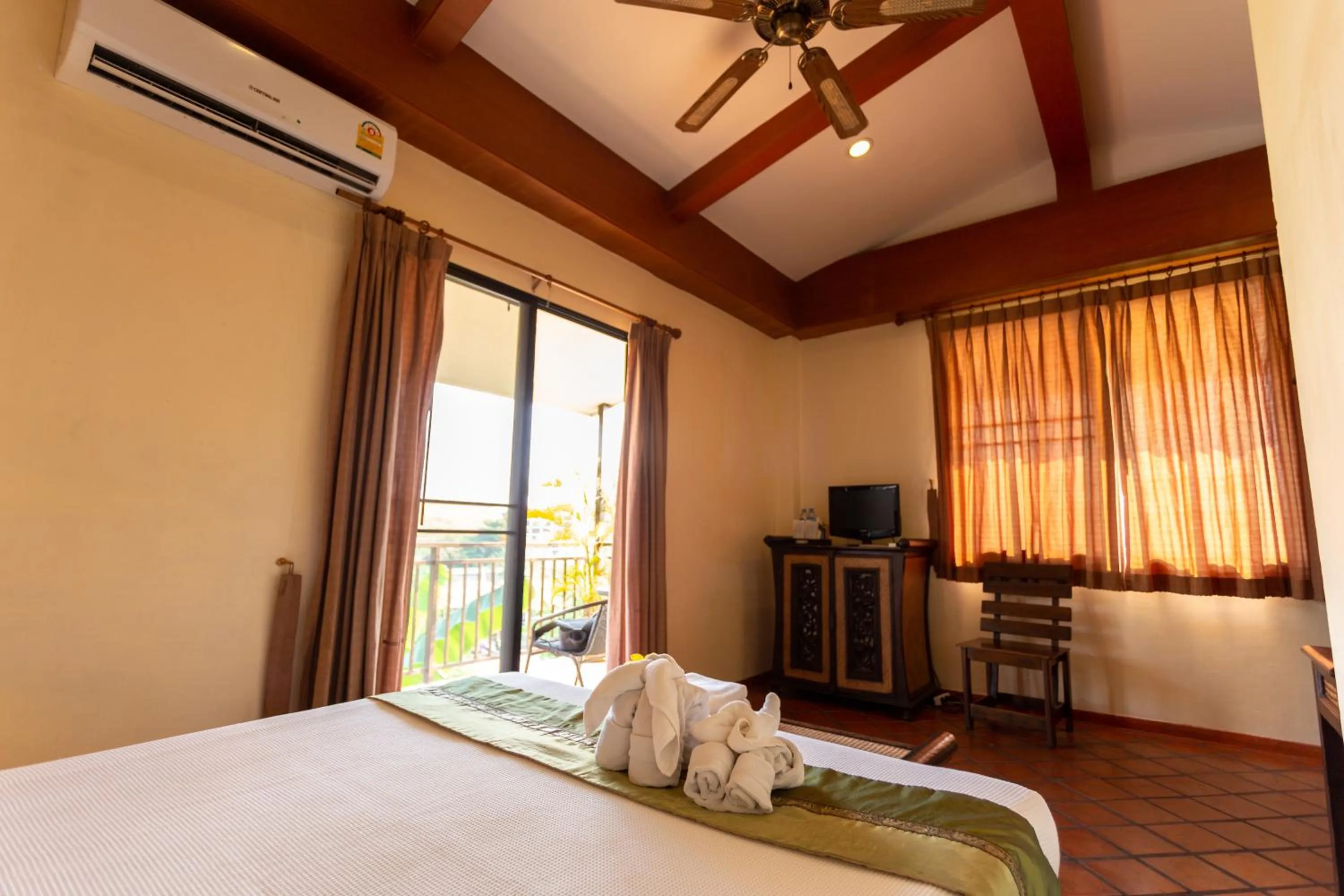 Communal lounge/ TV room, Bed in Chang Charlie Inn, Boutique