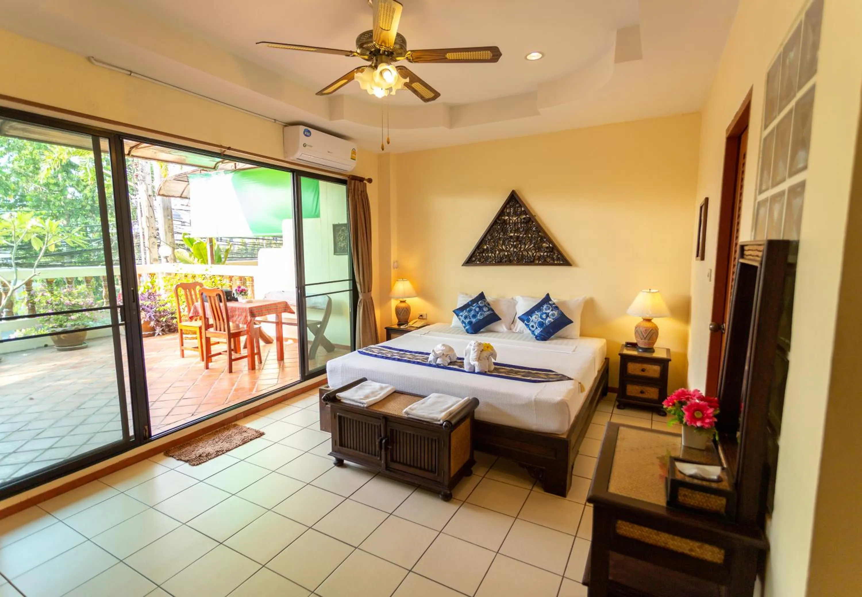 Photo of the whole room, Bed in Chang Charlie Inn, Boutique