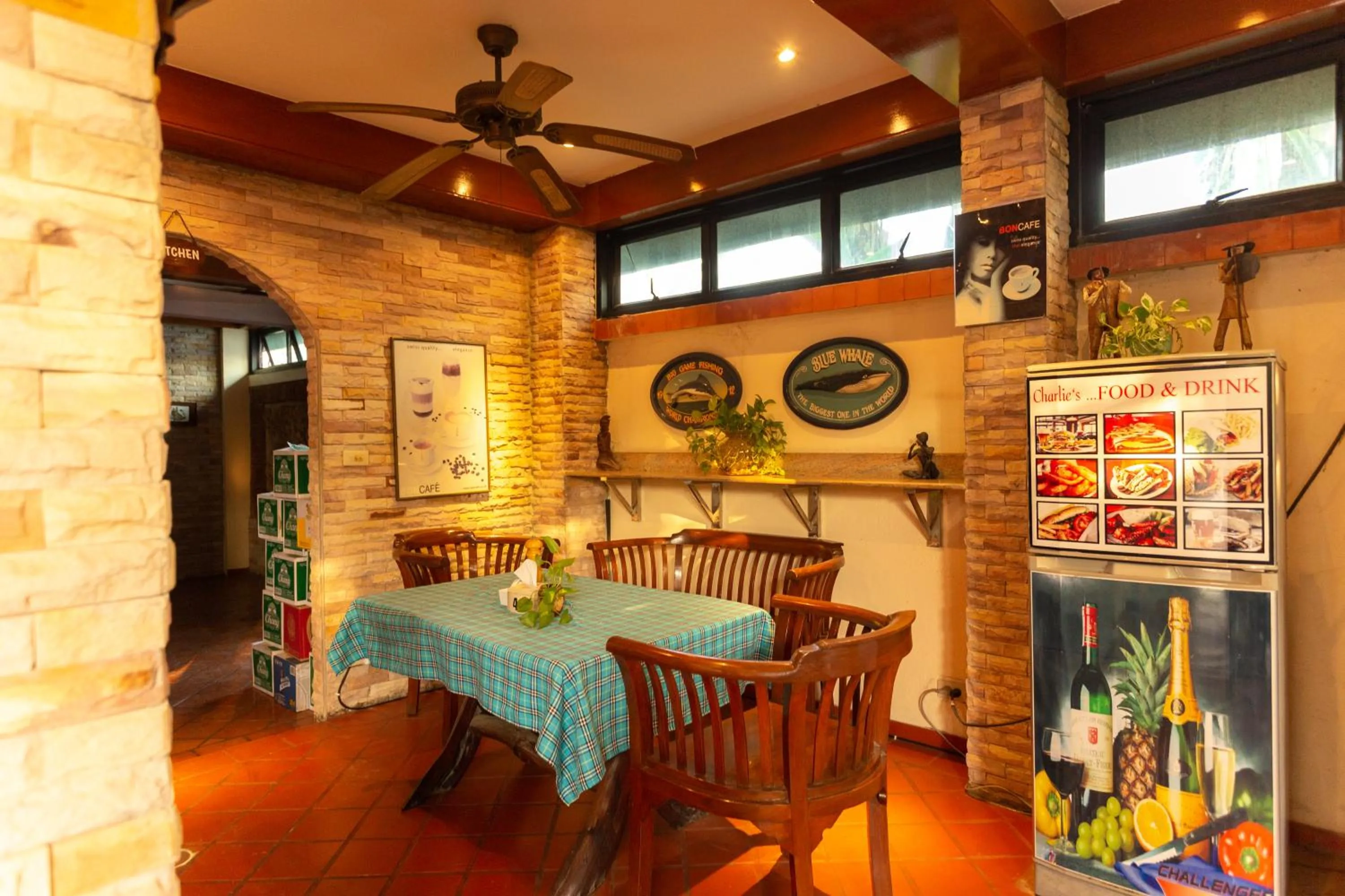 Restaurant/places to eat in Chang Charlie Inn, Boutique