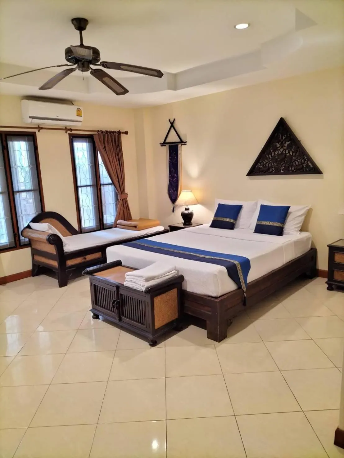 Photo of the whole room, Bed in Chang Charlie Inn, Boutique