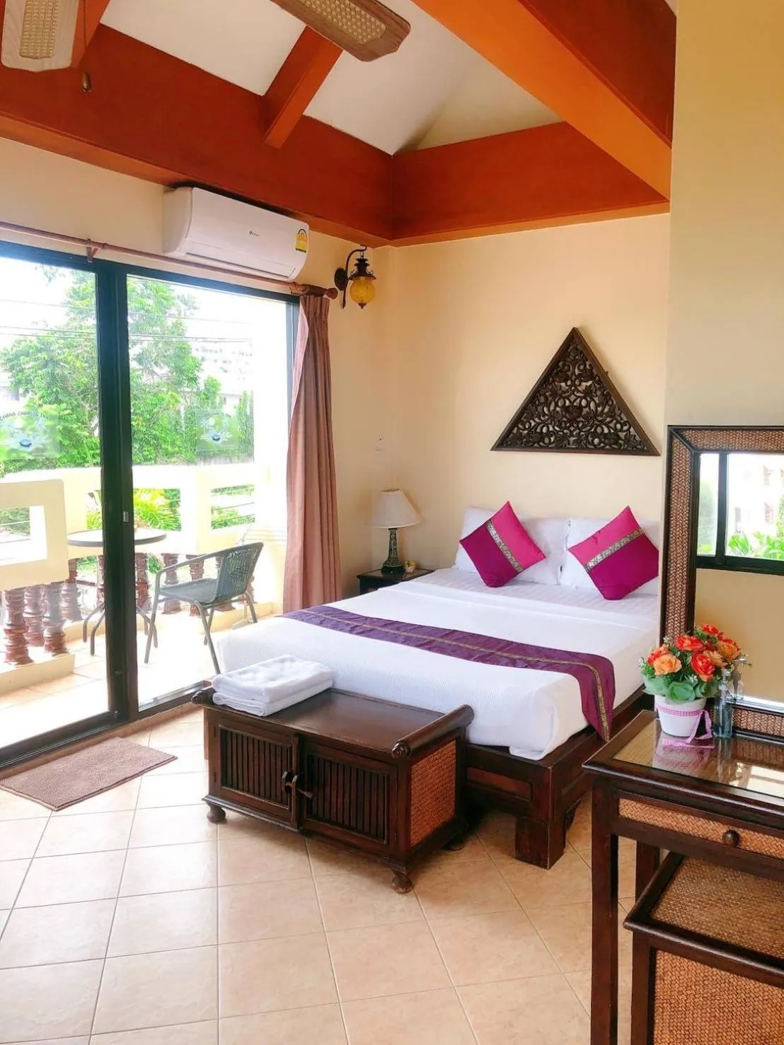 Photo of the whole room, Bed in Chang Charlie Inn, Boutique