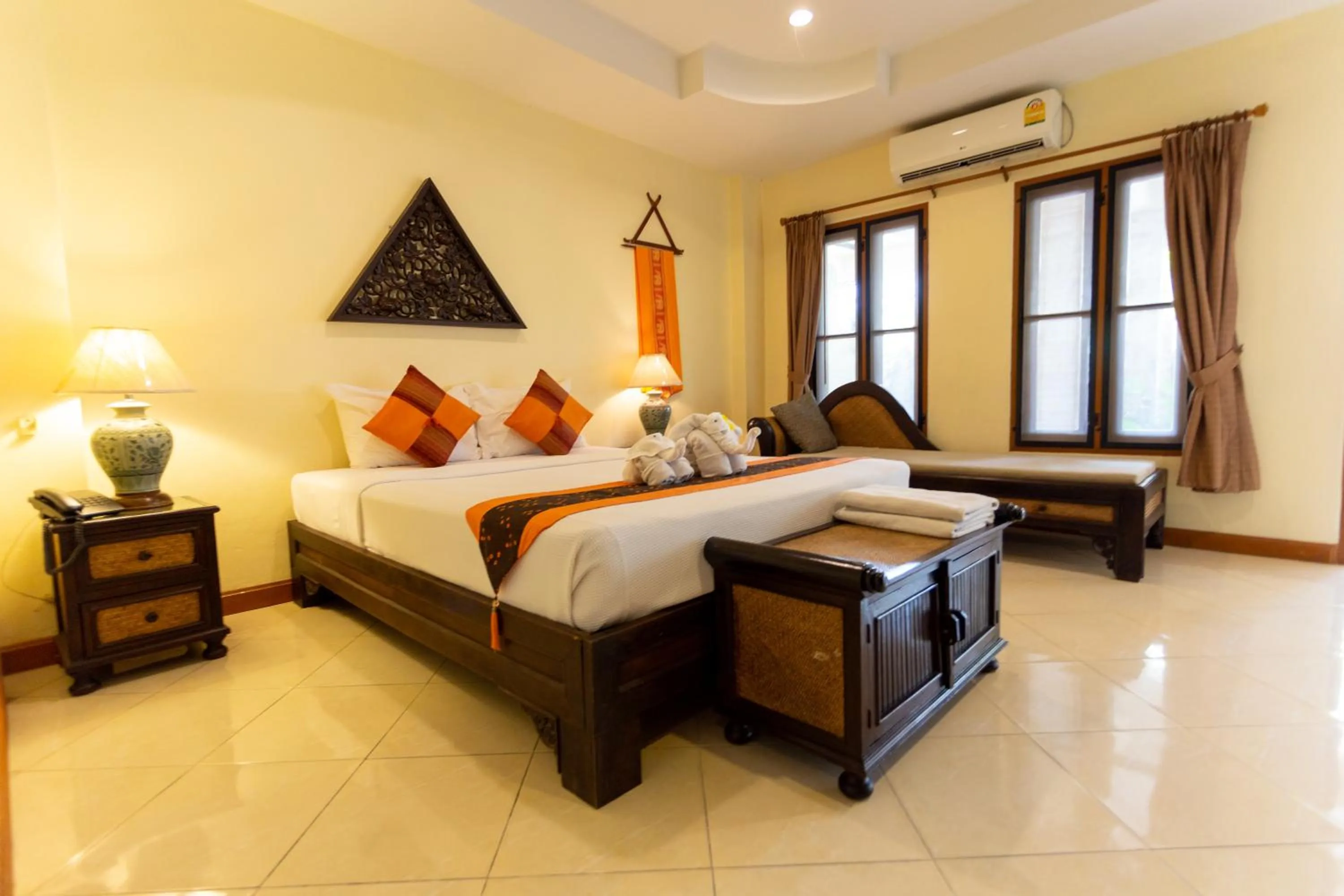 Photo of the whole room, Bed in Chang Charlie Inn, Boutique