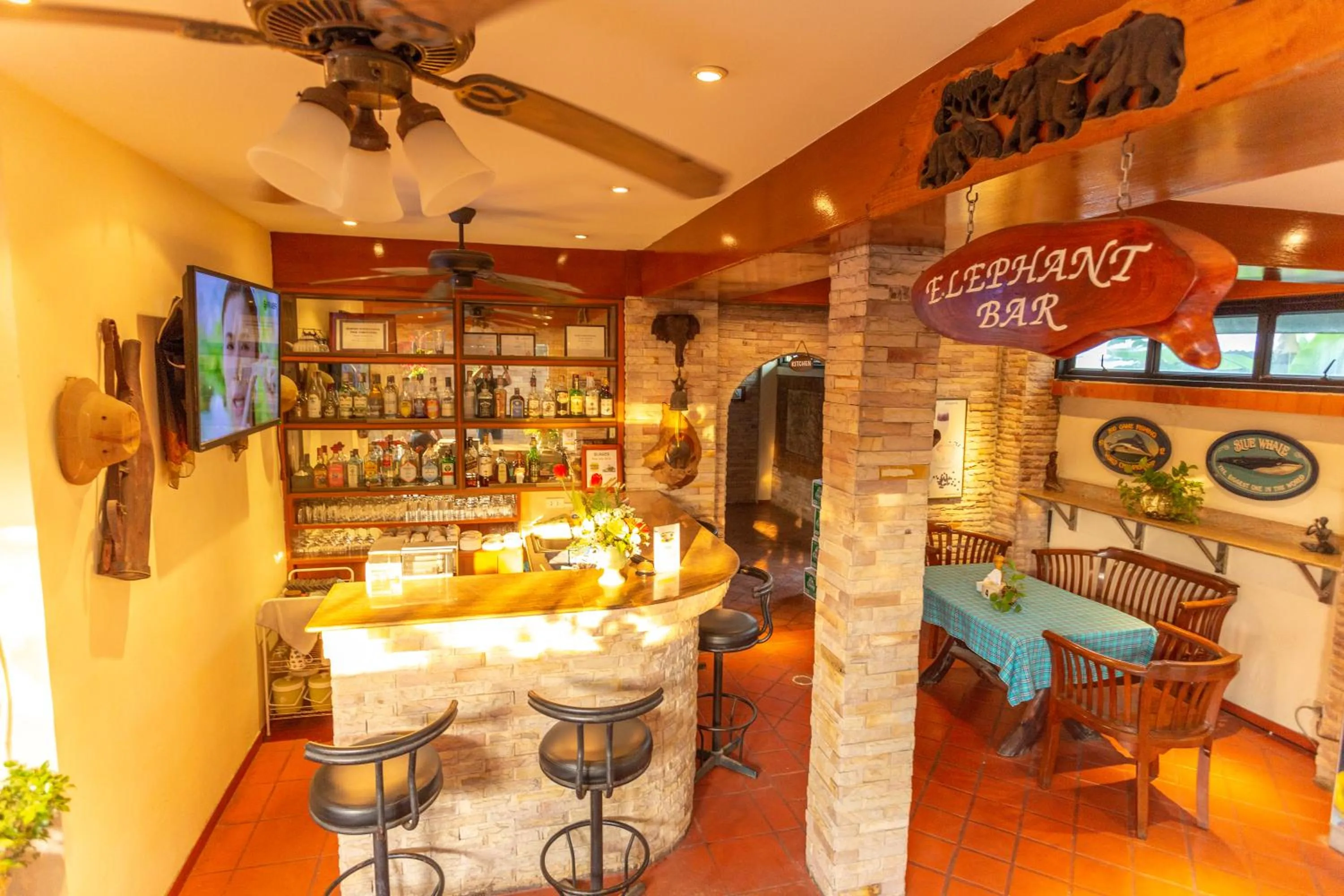 Restaurant/places to eat in Chang Charlie Inn, Boutique