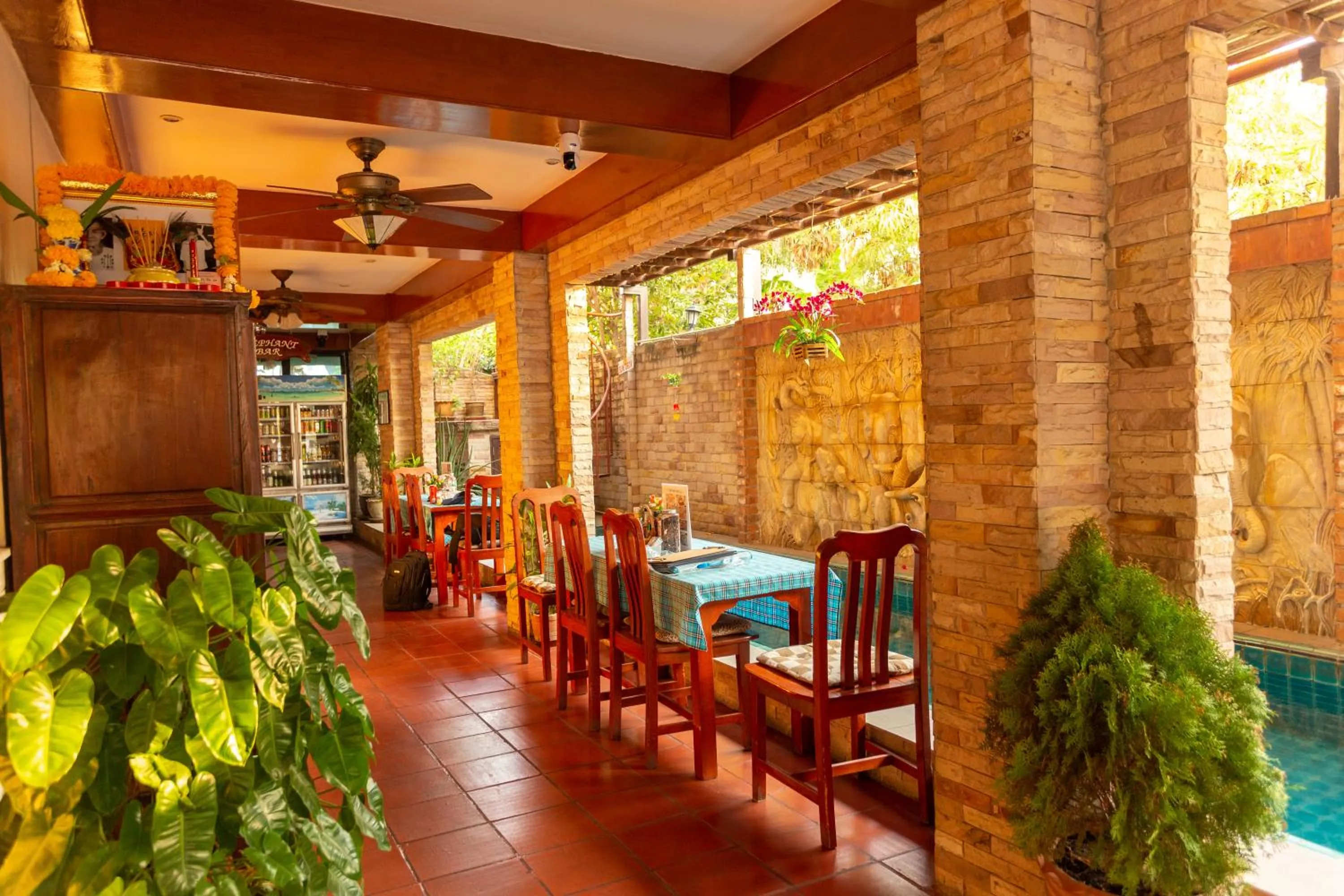 Restaurant/places to eat in Chang Charlie Inn, Boutique