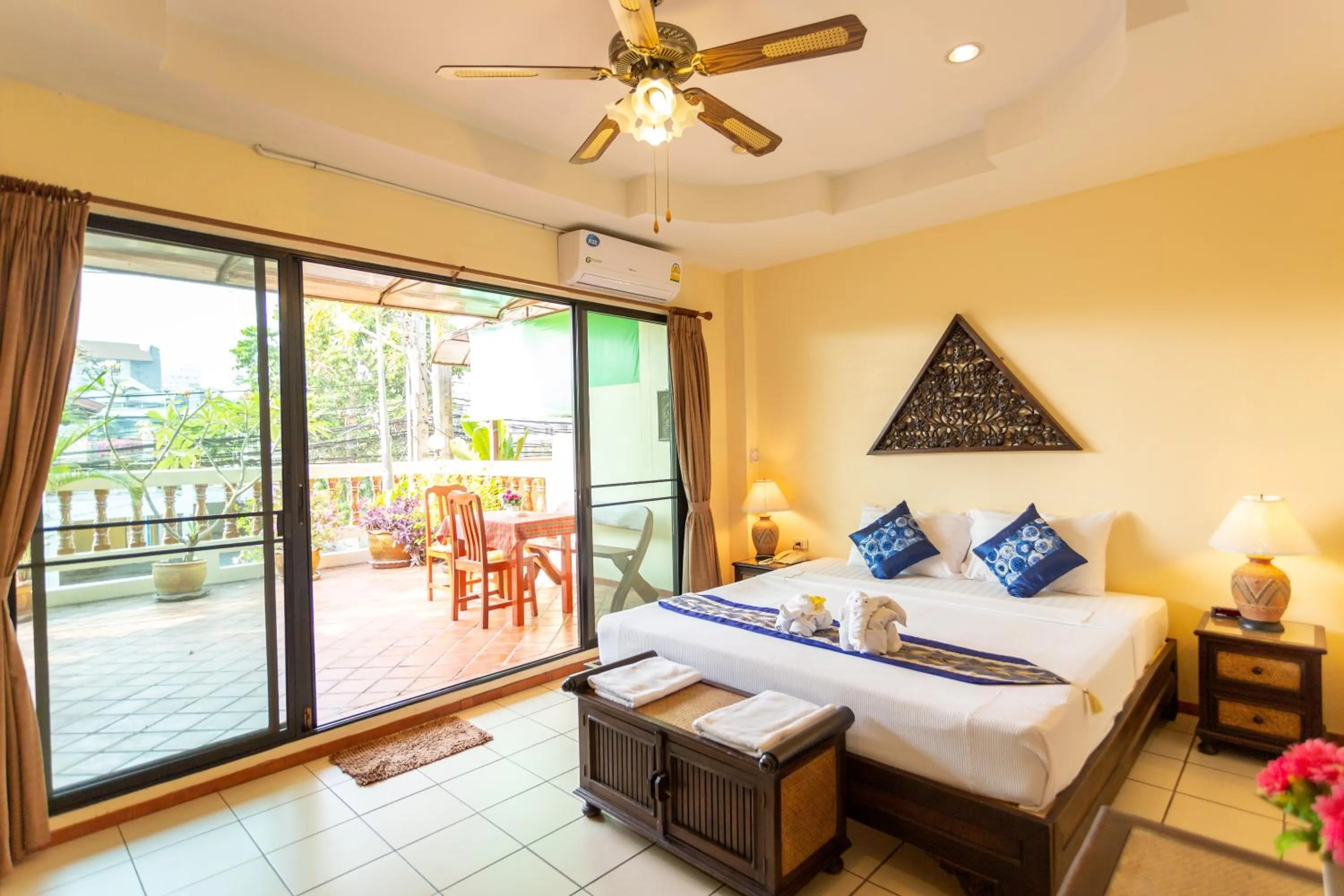 Photo of the whole room, Bed in Chang Charlie Inn, Boutique