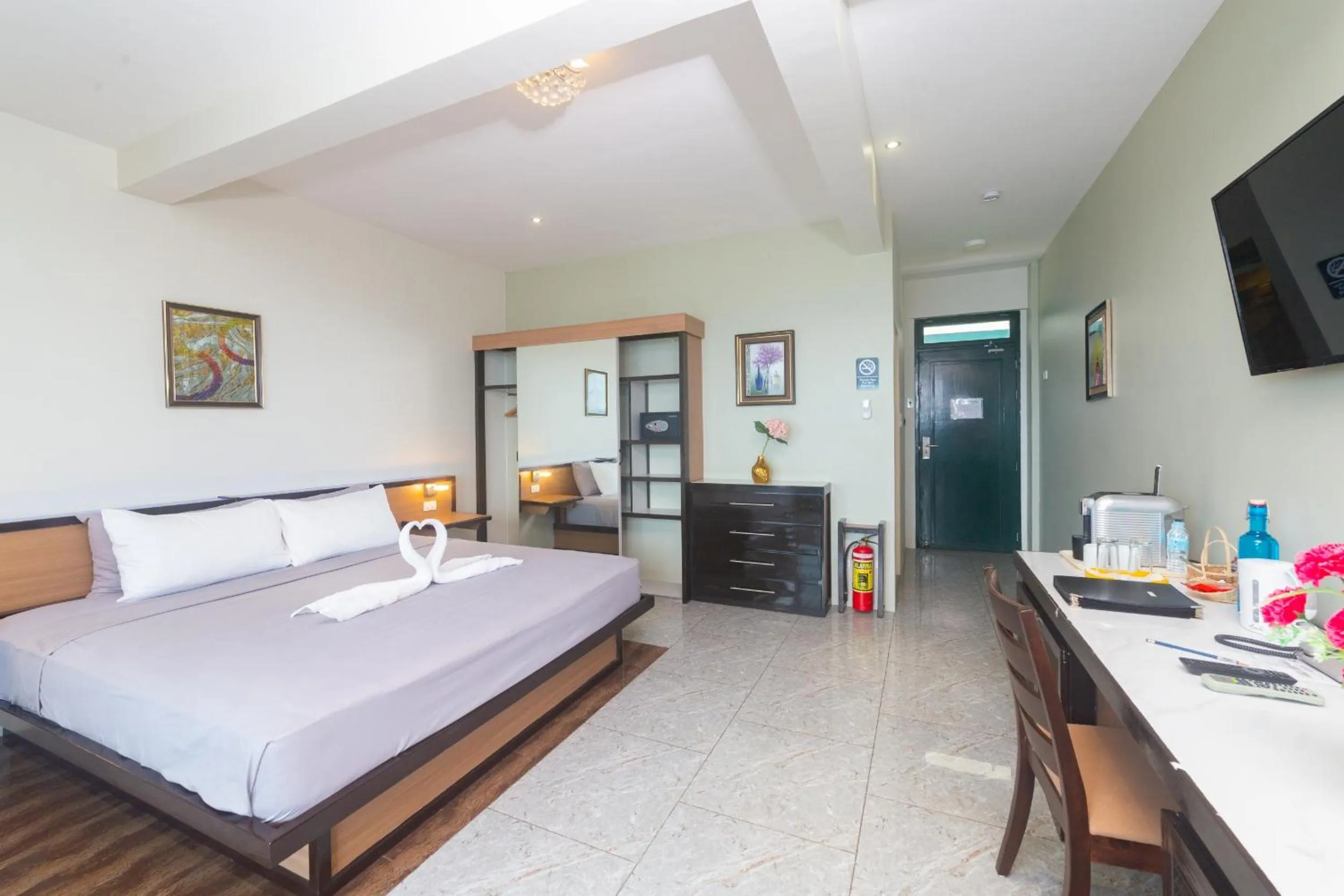 Photo of the whole room, Bed in Panglao Sea Resort - Tangnan