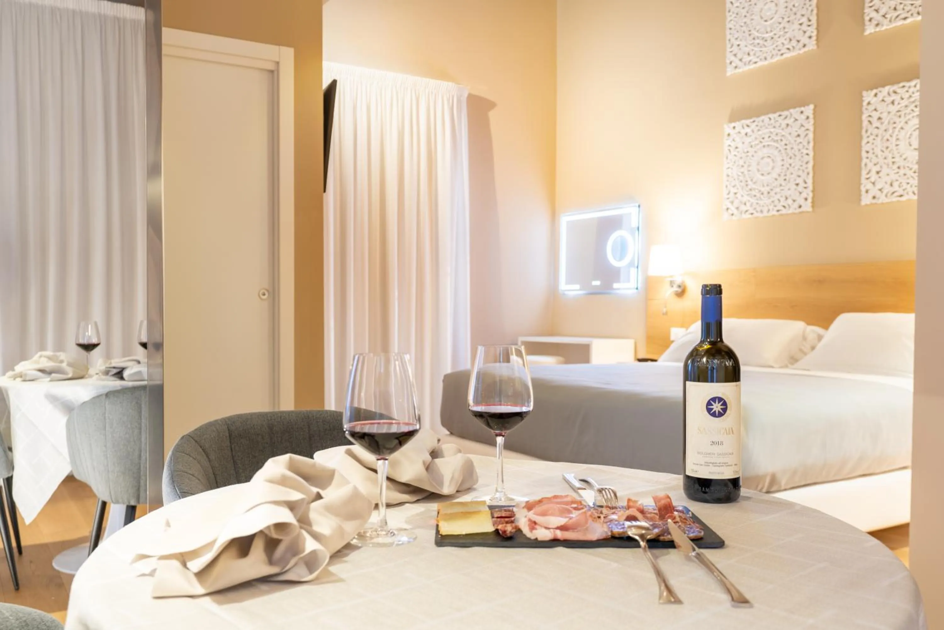 Seating area, Bed in GG8 Hotel & Suite SPA