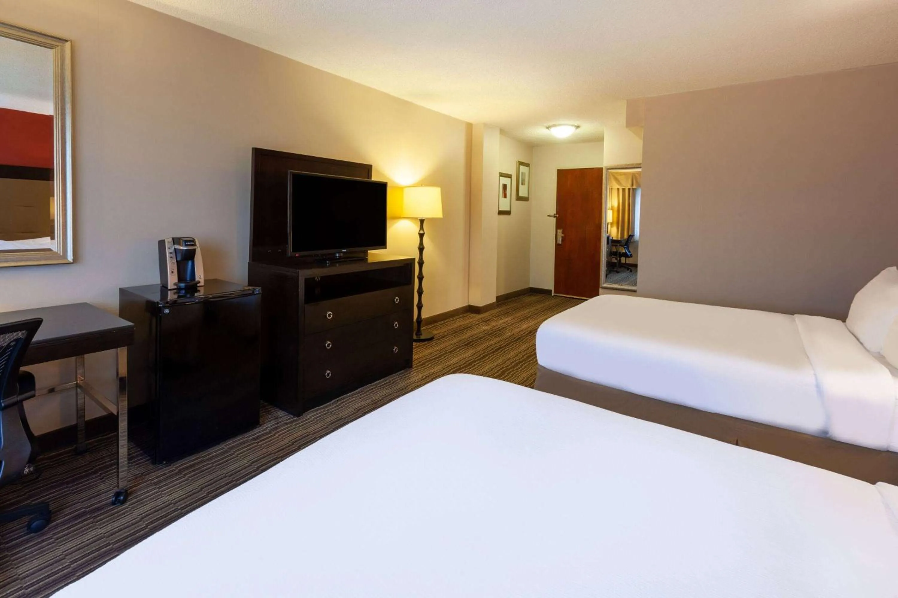 Photo of the whole room, Bed in Randolph House Hotel, Trademark Collection by Wyndham