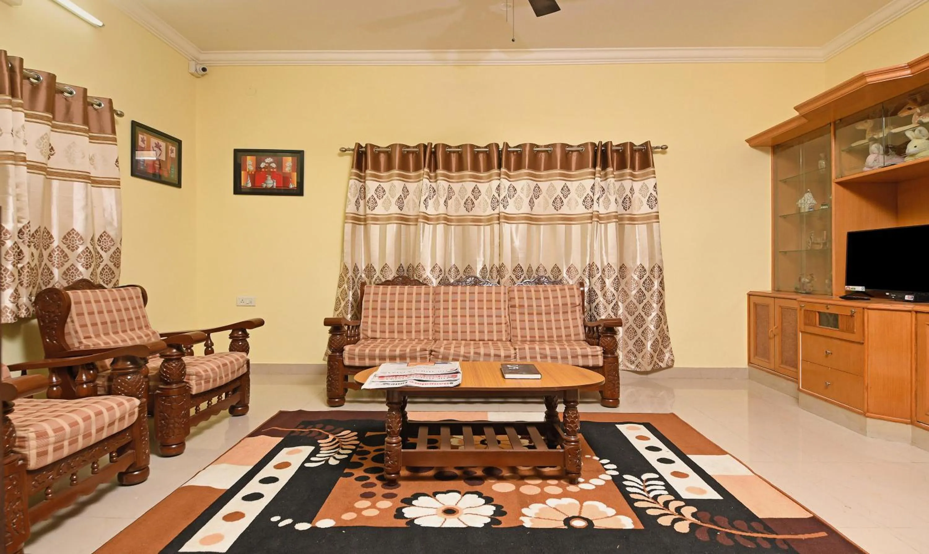 Seating area in Itsy Hotels Shivas Kuteera