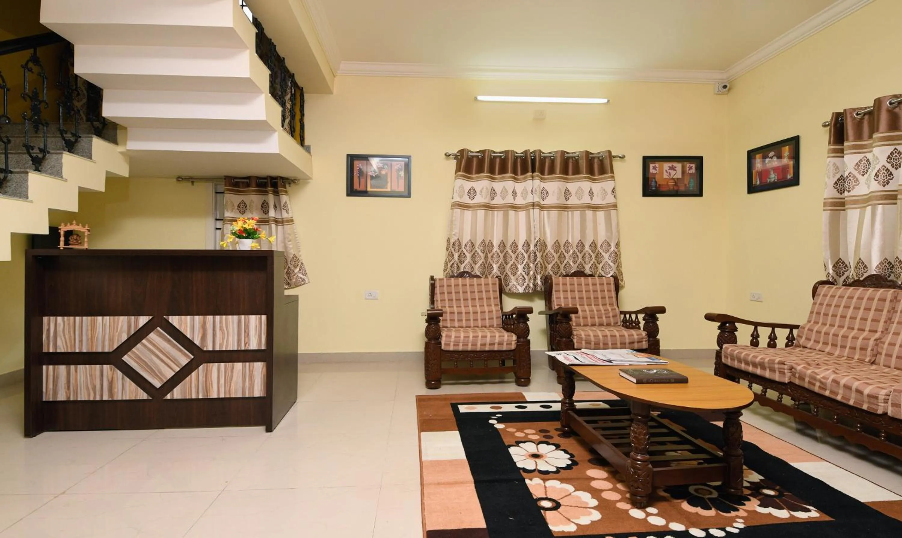 Seating area in Itsy Hotels Shivas Kuteera