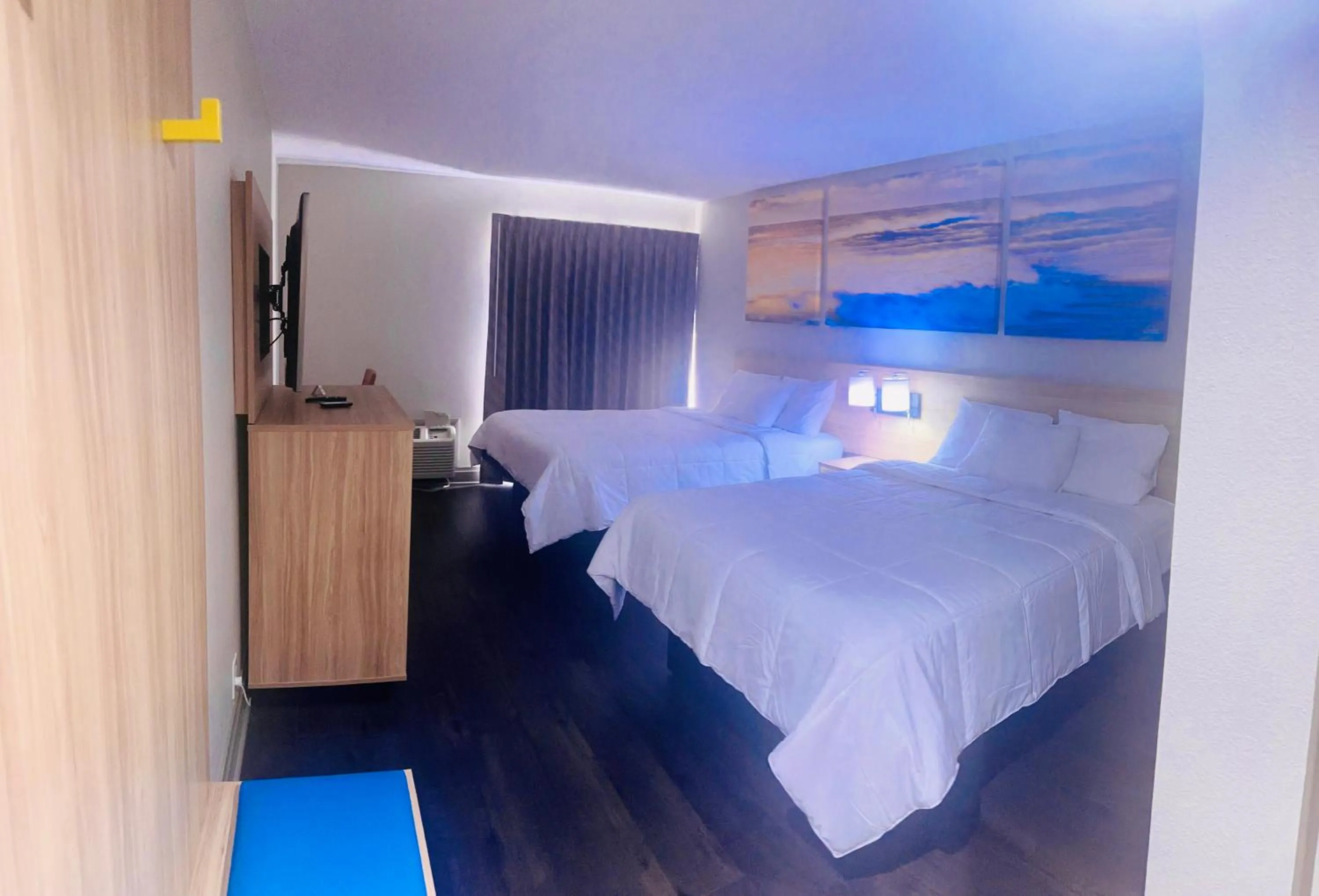 Bed in Days Inn & Suites by Wyndham Tampa - Ybor City