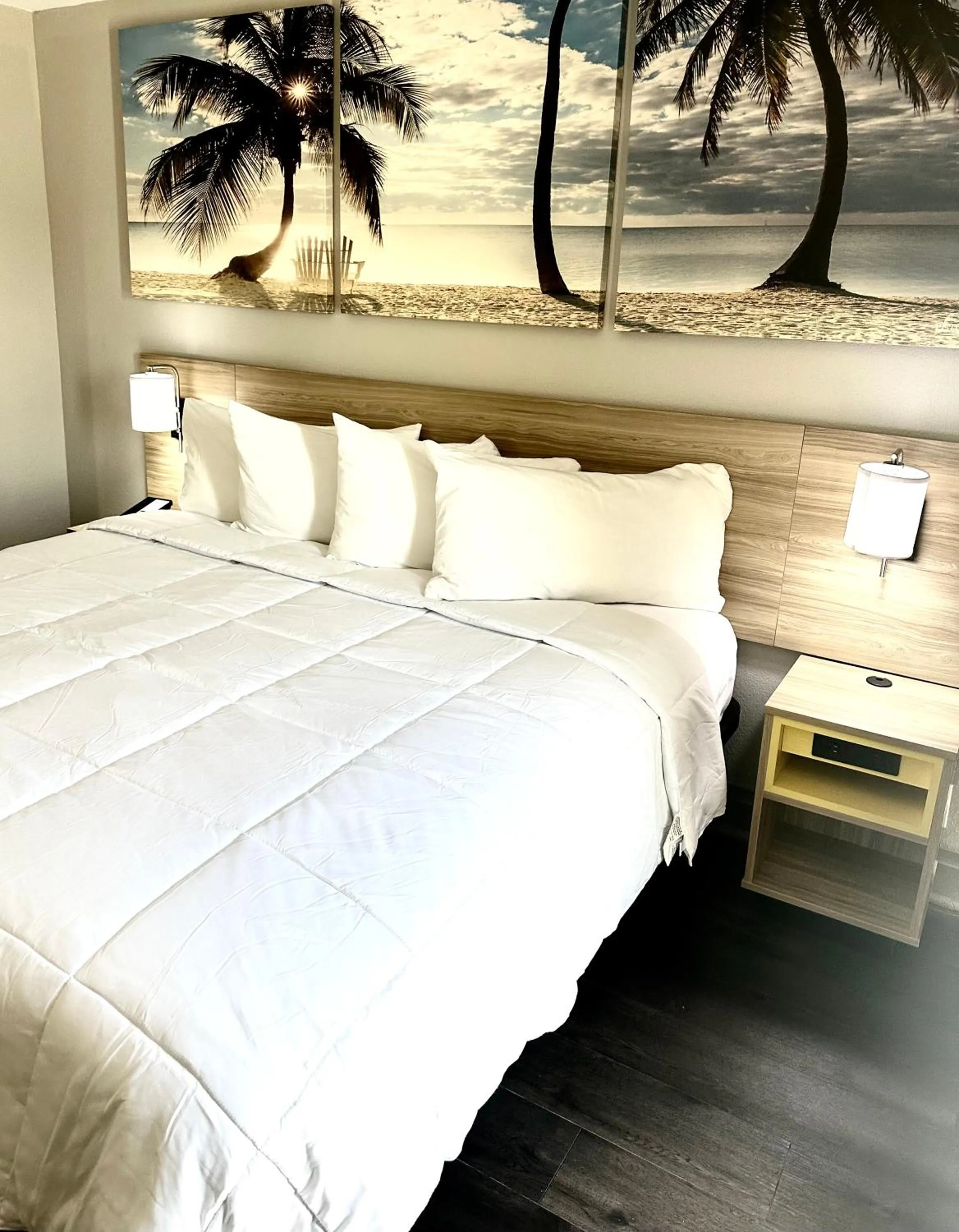 Bed in Days Inn & Suites by Wyndham Tampa - Ybor City