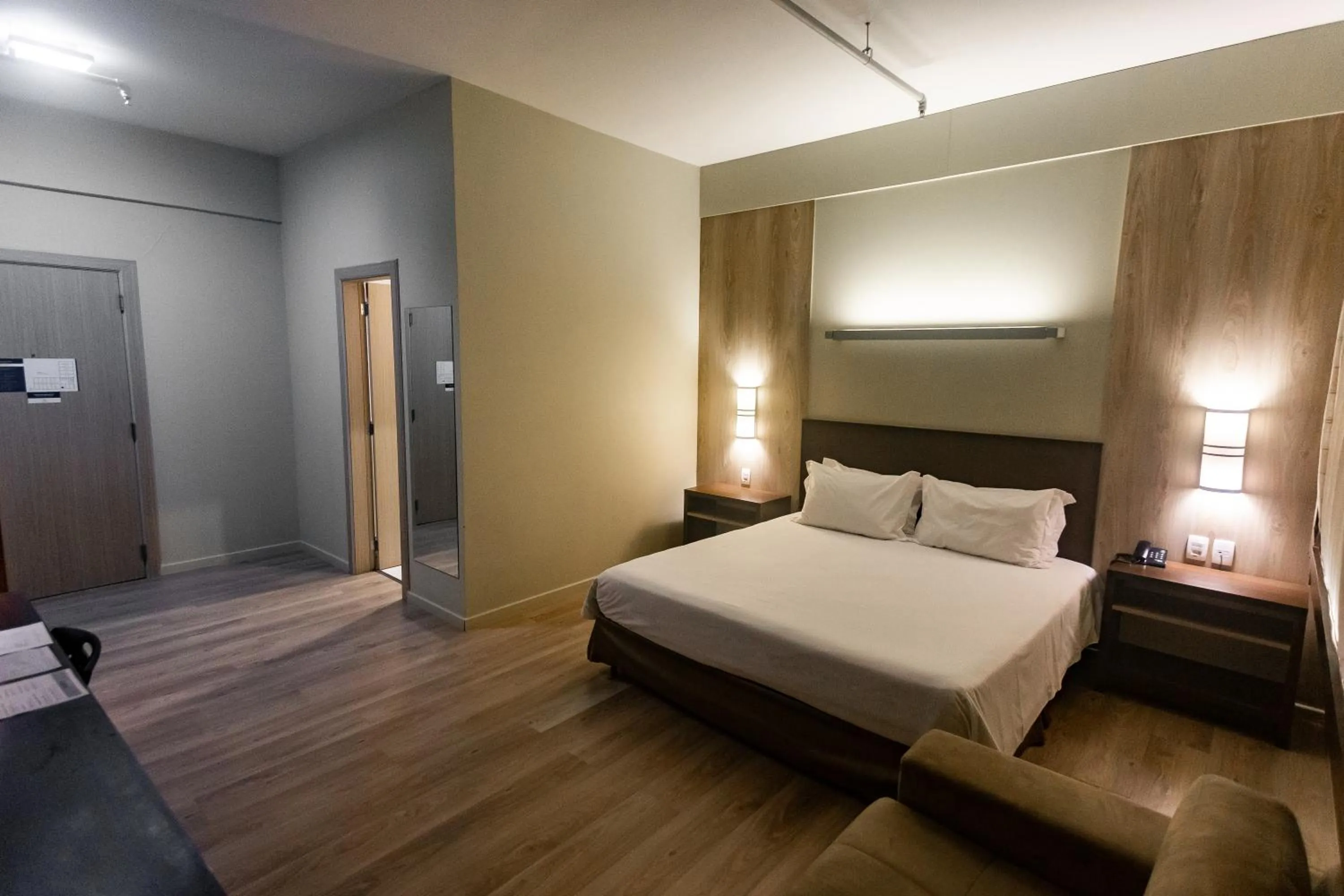 Photo of the whole room, Bed in Master Cosmopolitan Moinhos de Vento