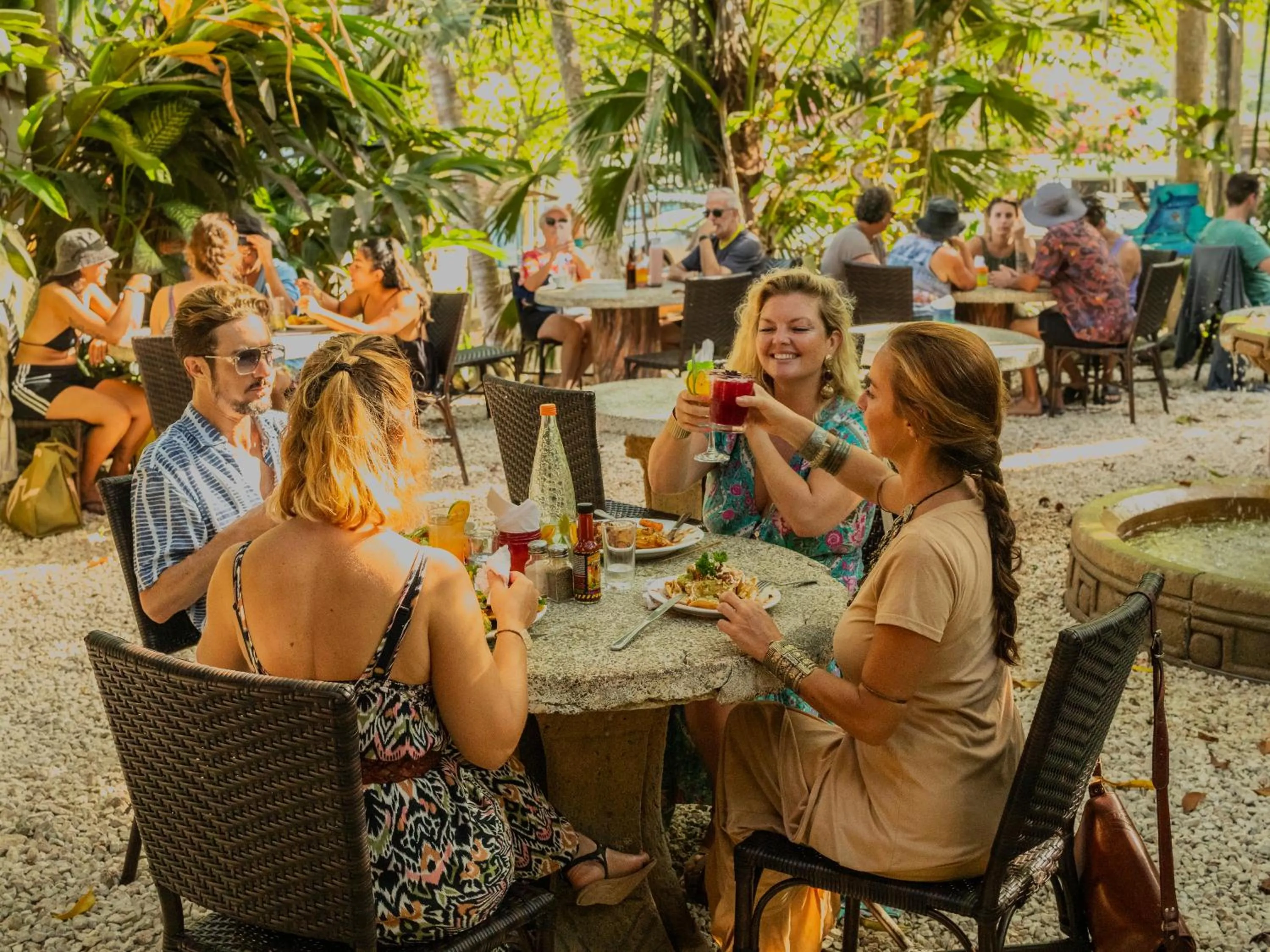 Restaurant/places to eat in El Sano Banano Beachside Hotel