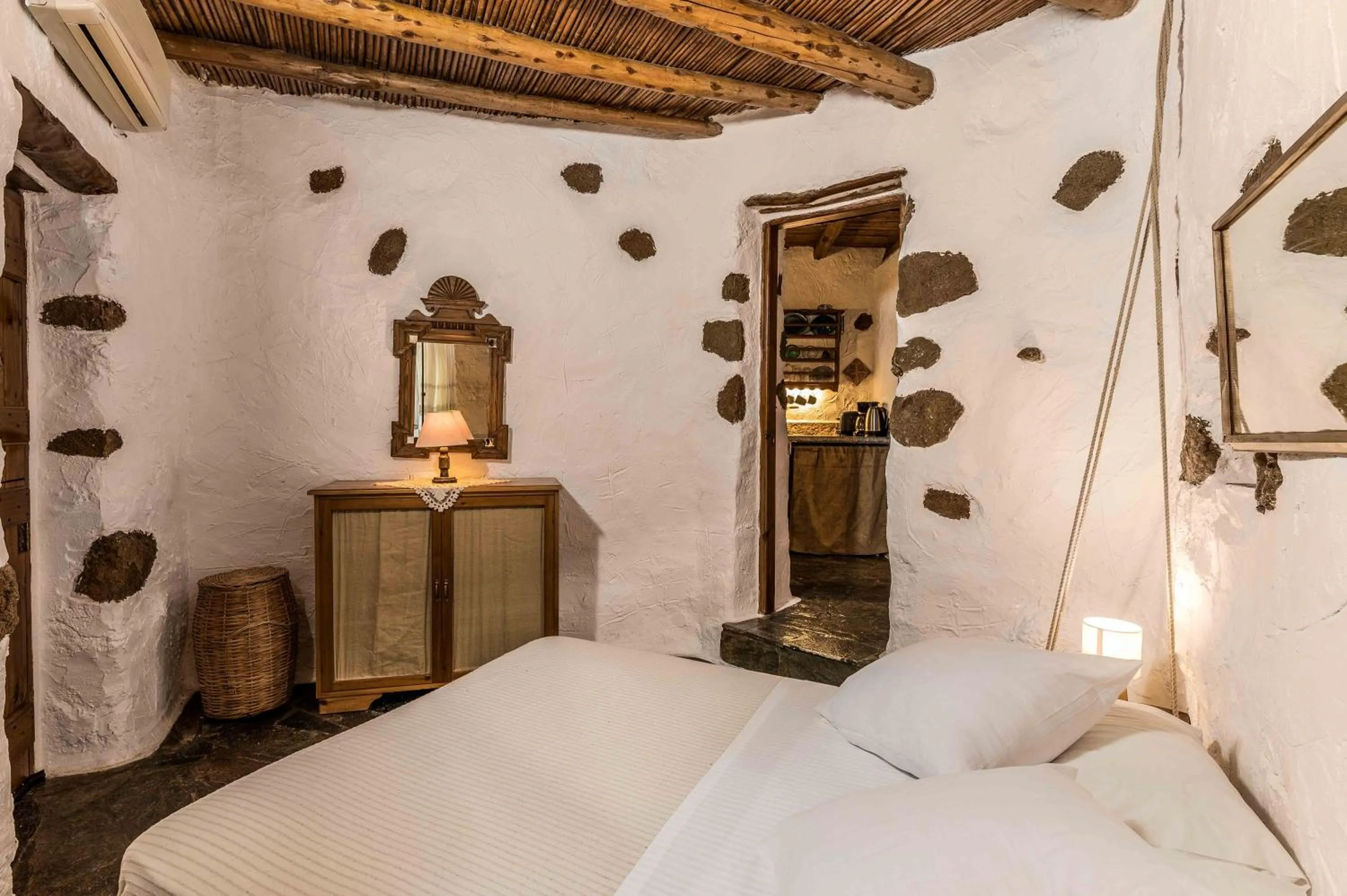 Kitchen or kitchenette, Bed in Natura cottages