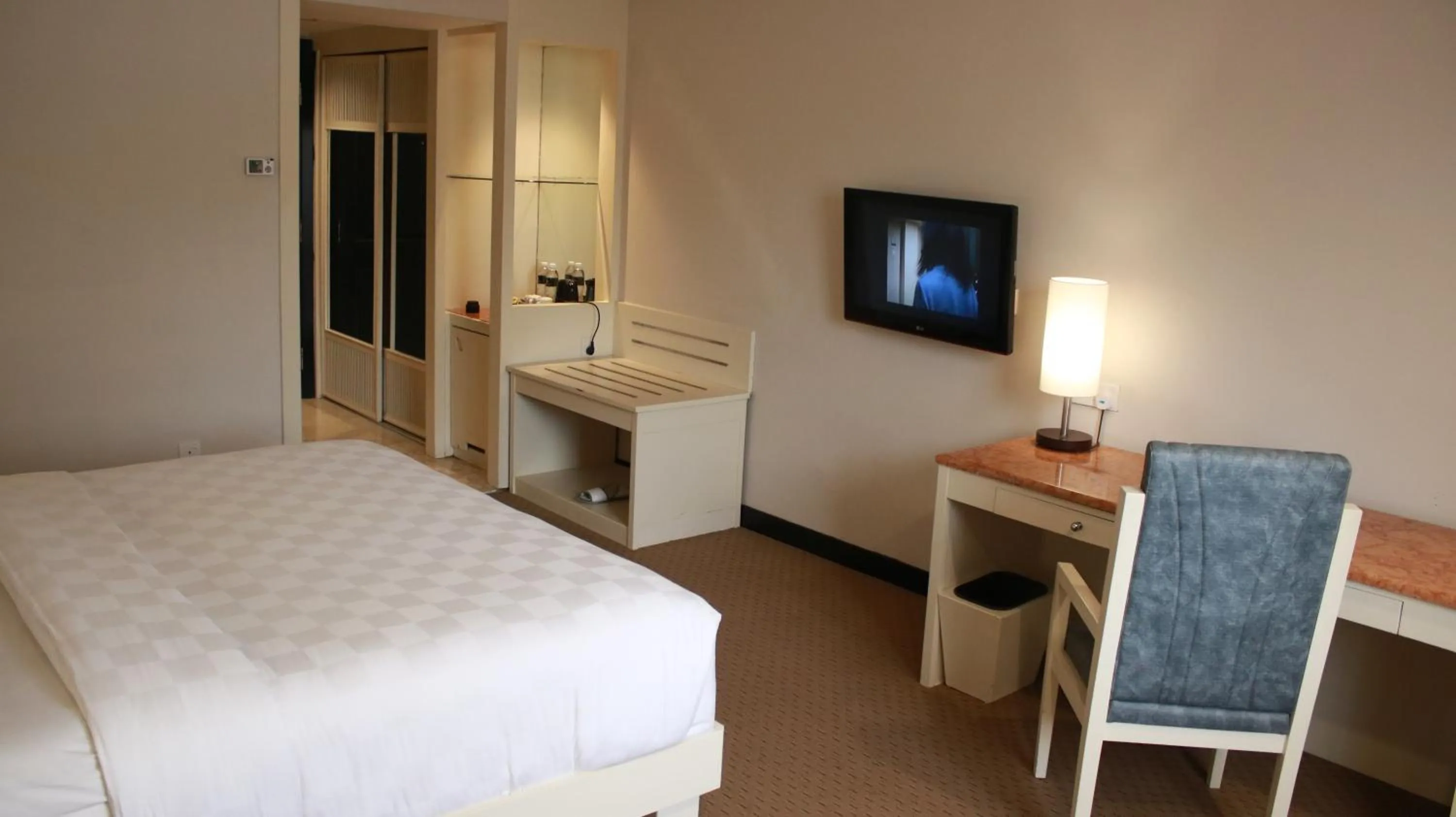 TV and multimedia, Bed in Beverly Hotel Batam