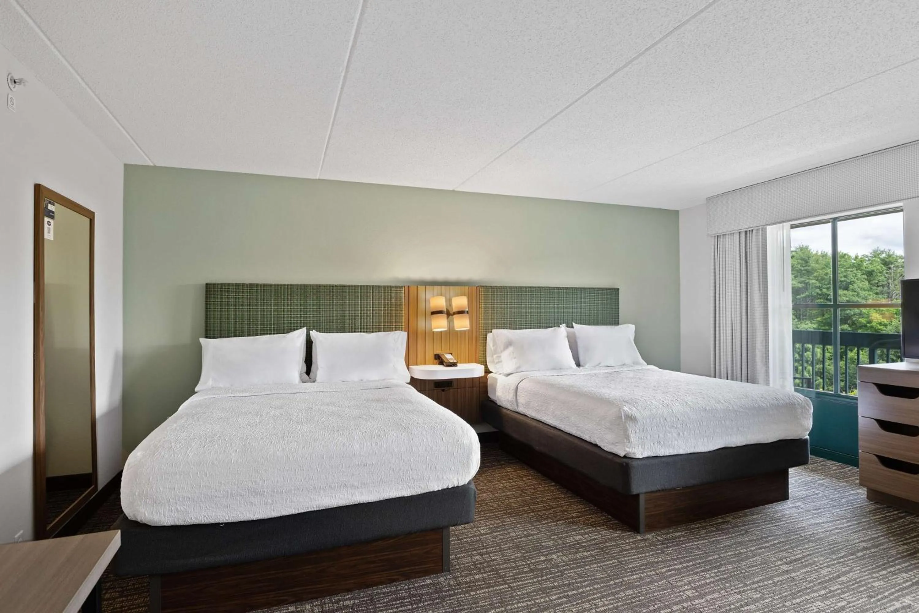 Bed in Hampton Inn & Suites Lake George