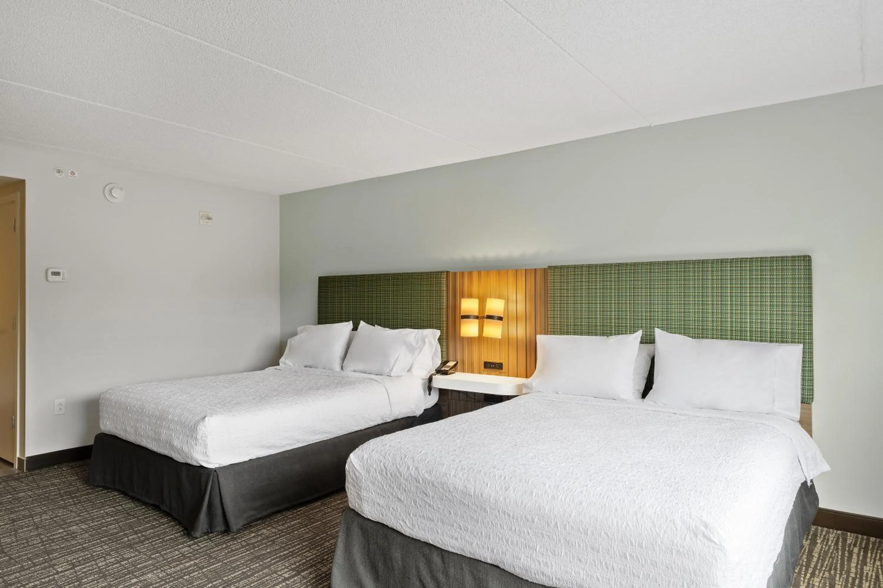 Bed in Hampton Inn & Suites Lake George