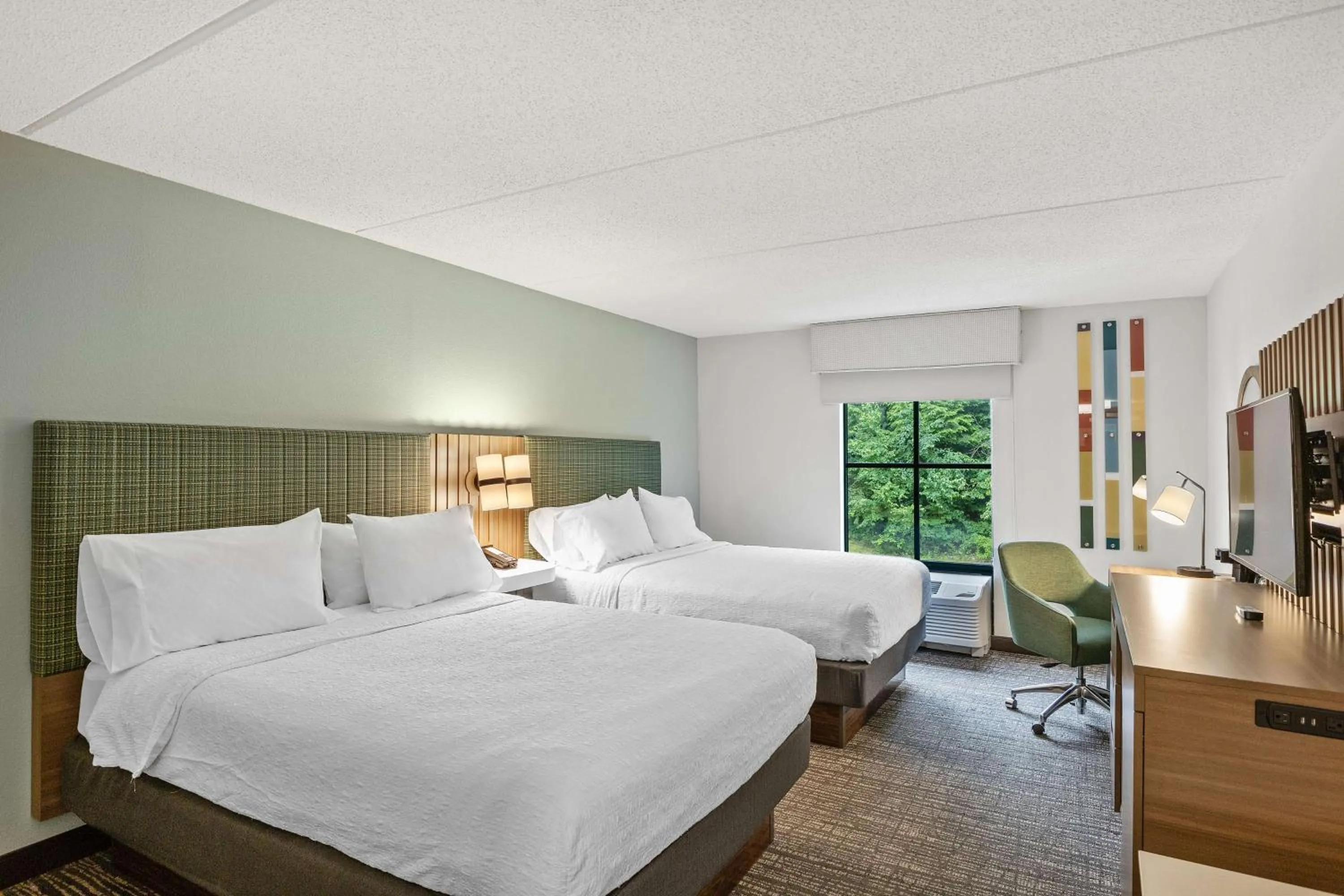 Bed in Hampton Inn & Suites Lake George