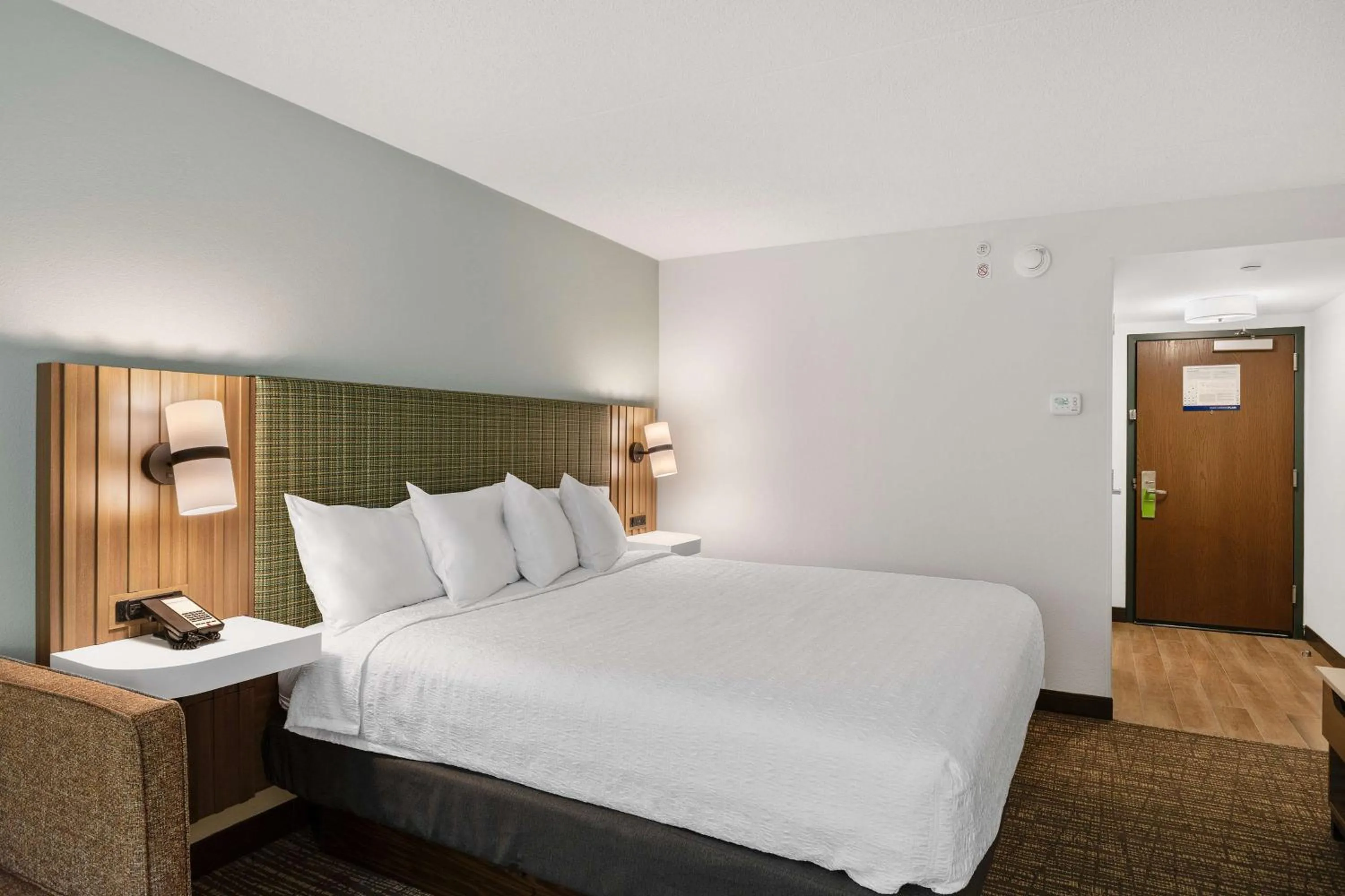 Bed in Hampton Inn & Suites Lake George