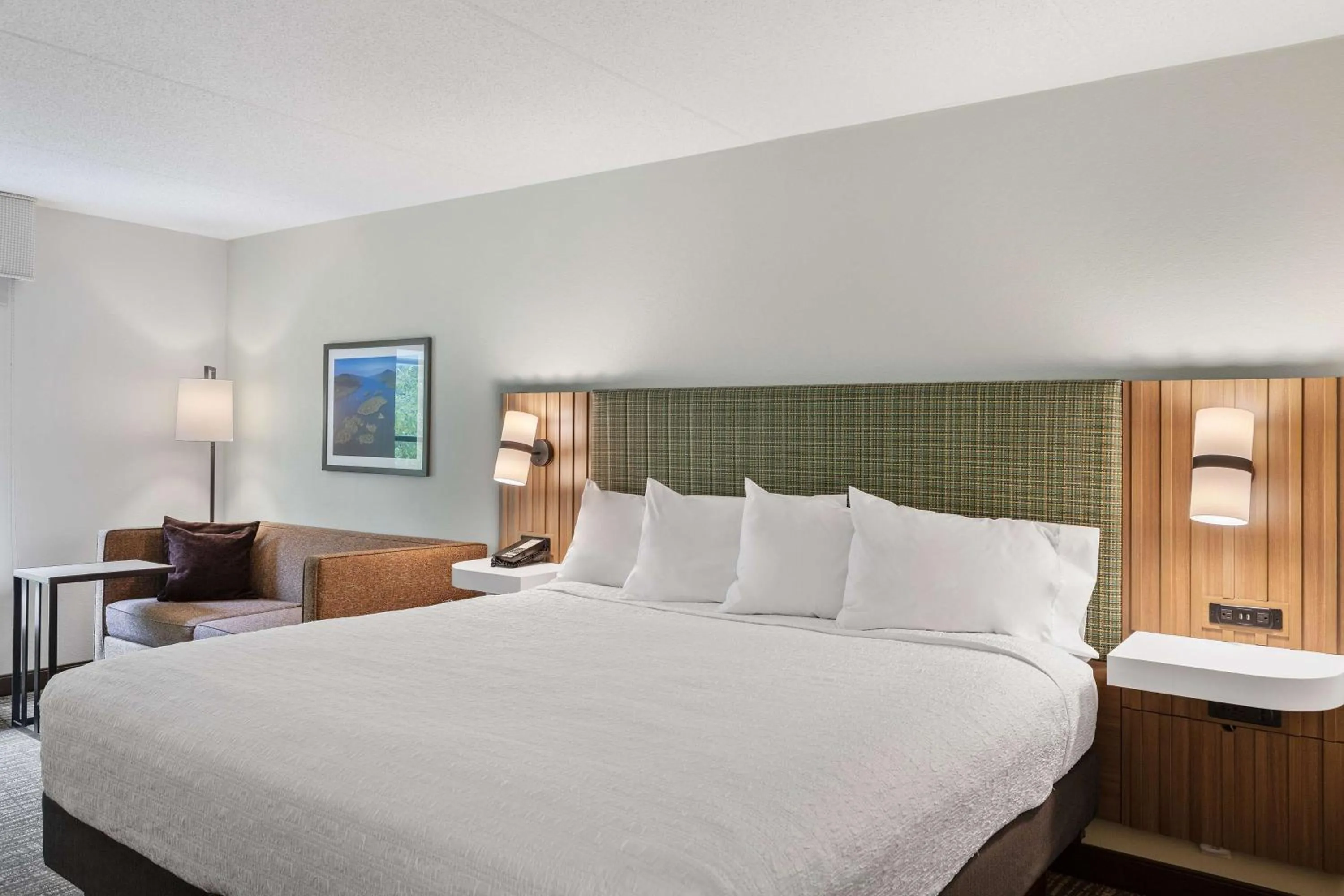 Bed in Hampton Inn & Suites Lake George