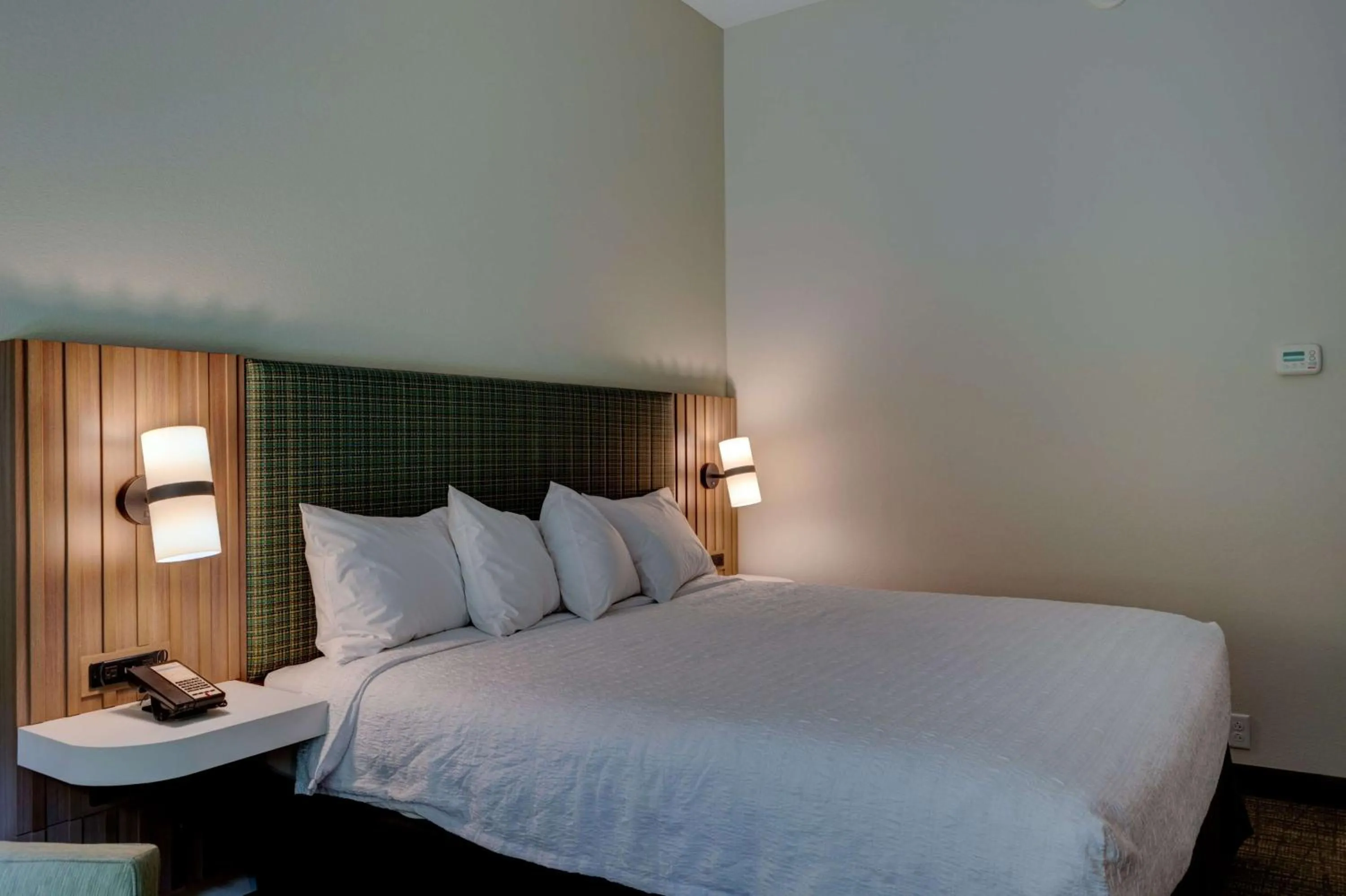 Bed in Hampton Inn & Suites Lake George