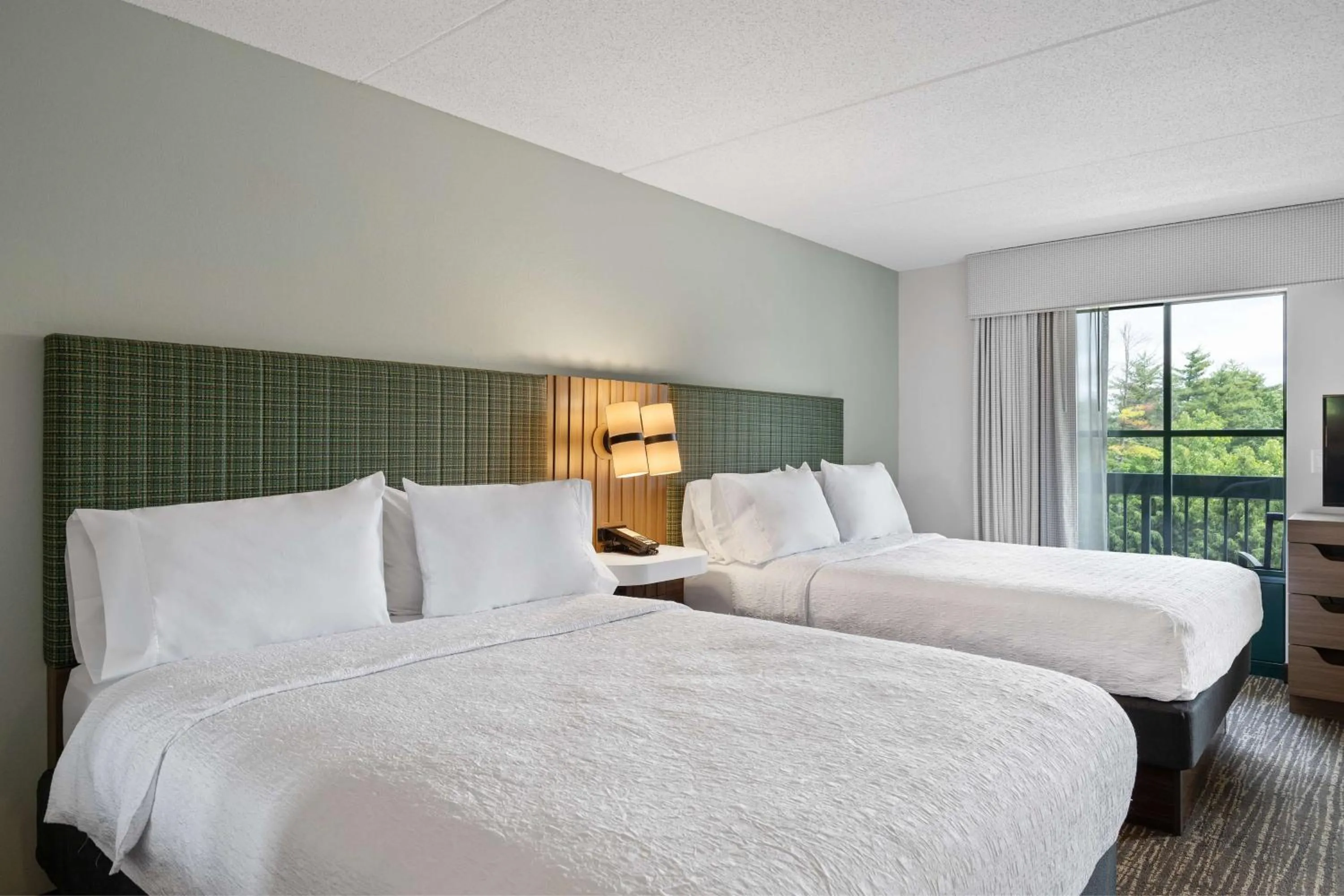 Bed in Hampton Inn & Suites Lake George