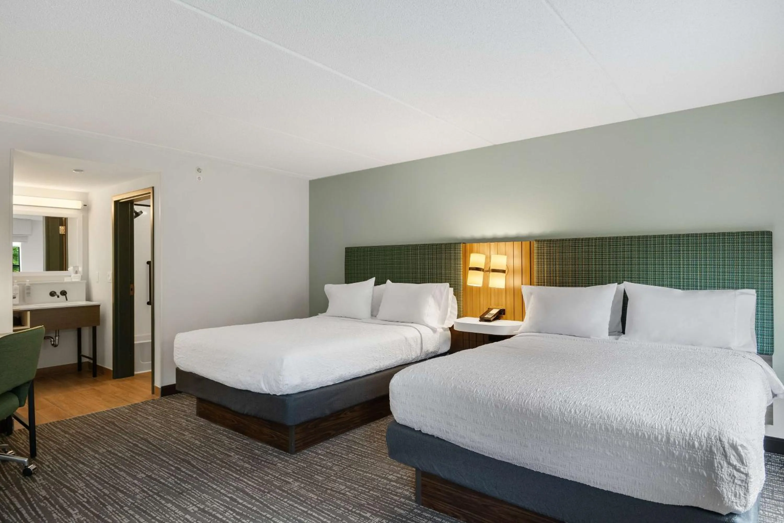 Bed in Hampton Inn & Suites Lake George