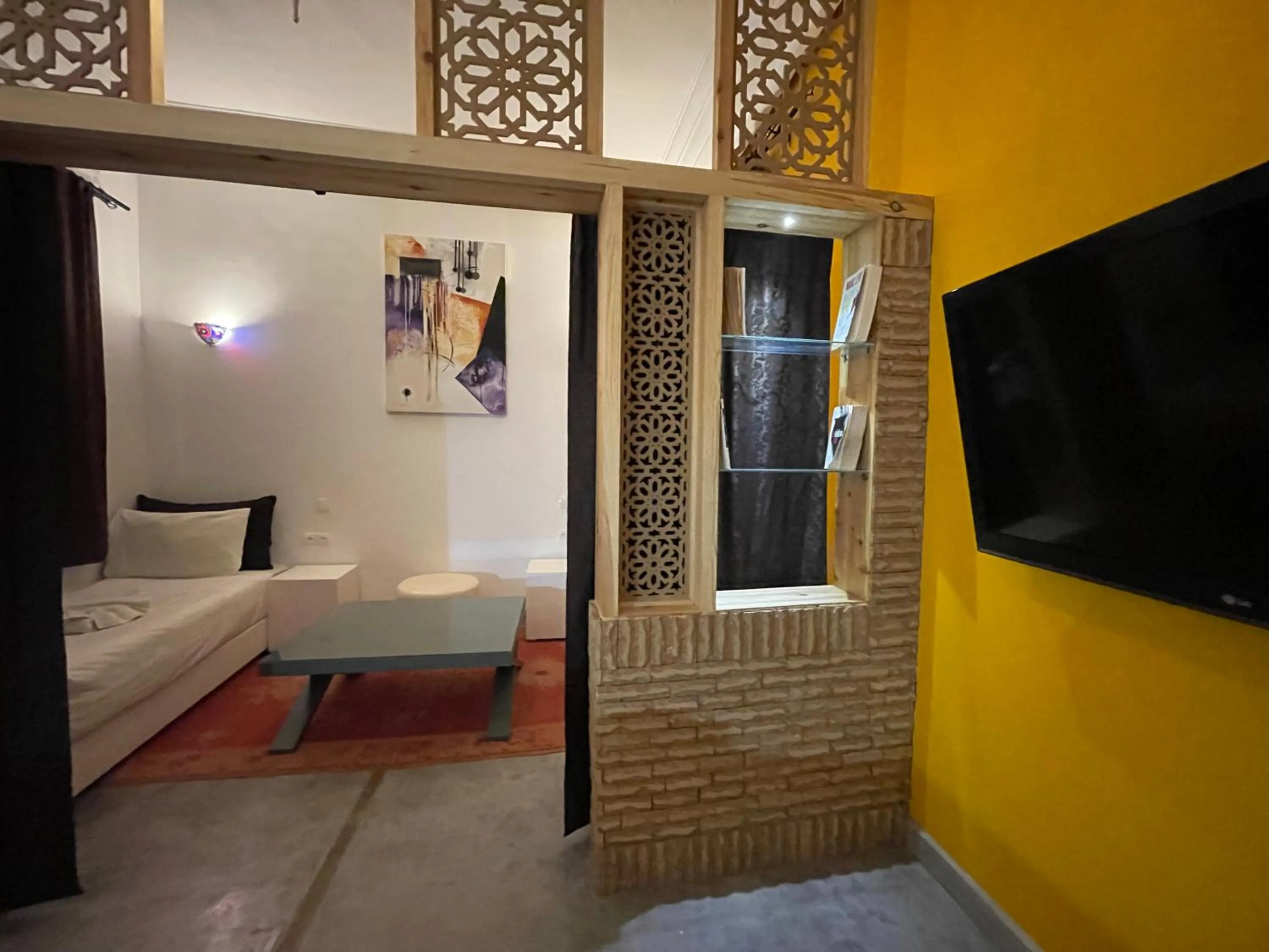 Communal lounge/ TV room, Bed in Riad Samarine