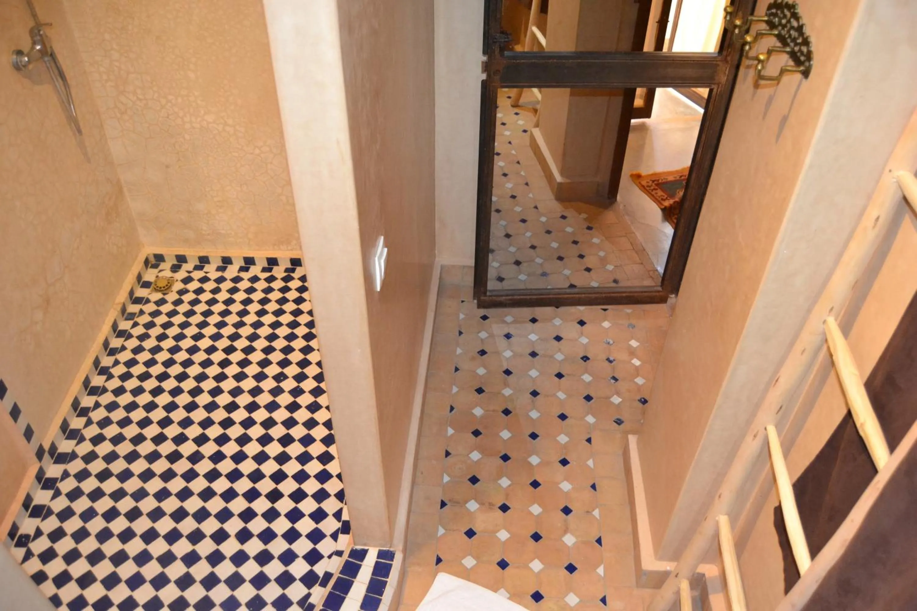 Shower in Riad Samarine