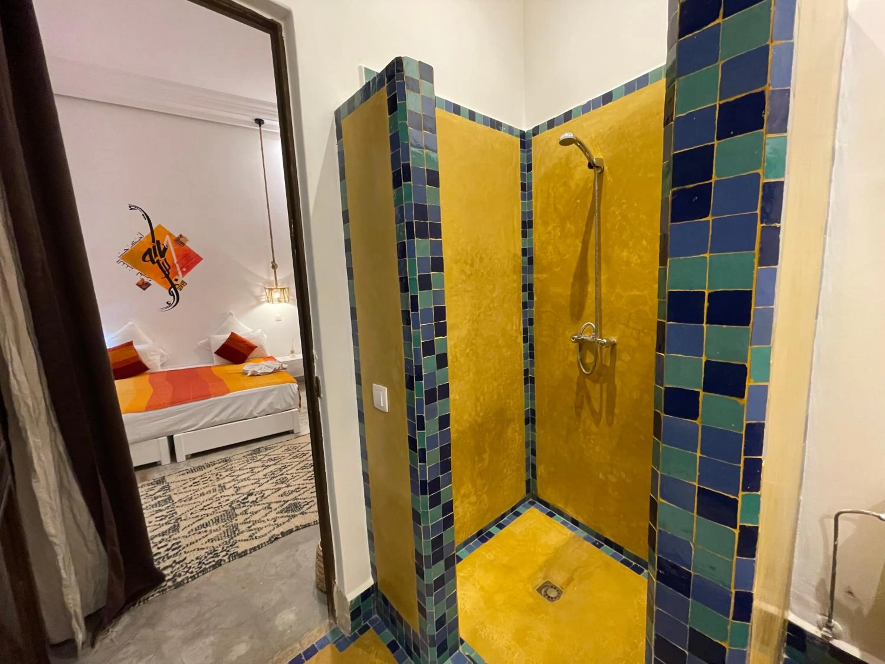 Shower in Riad Samarine