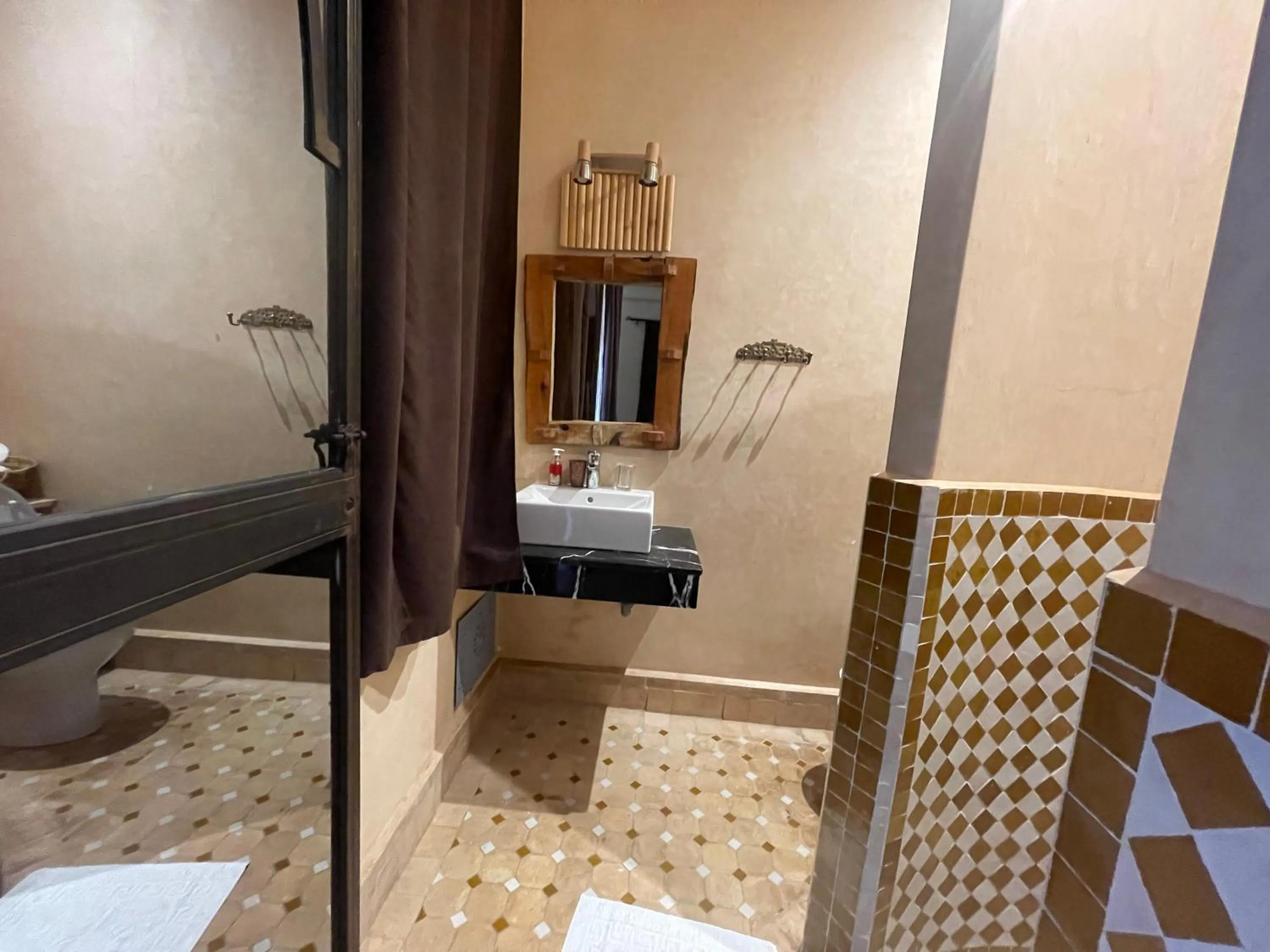 Shower in Riad Samarine