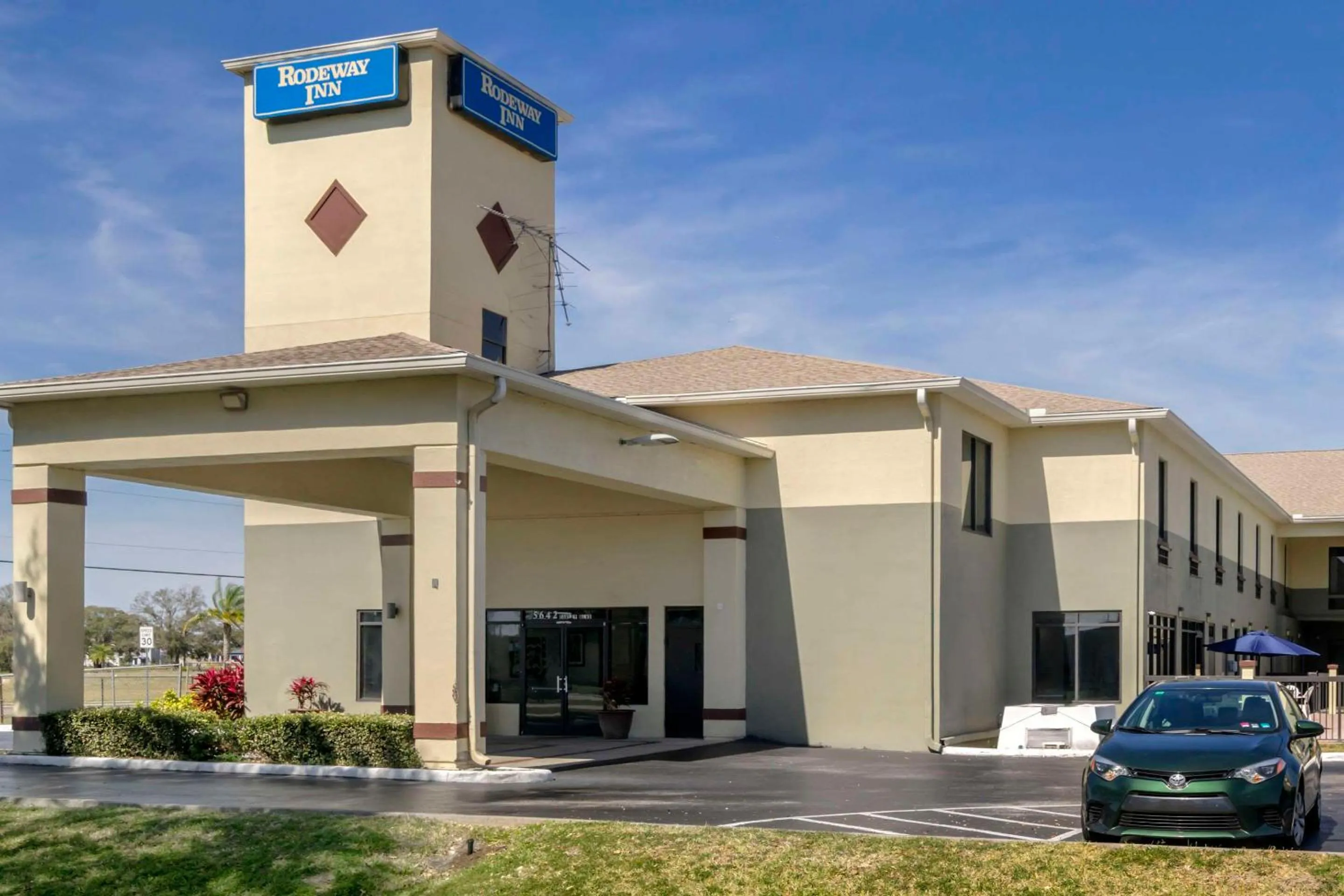 Property building in Rodeway Inn Wesley Chapel