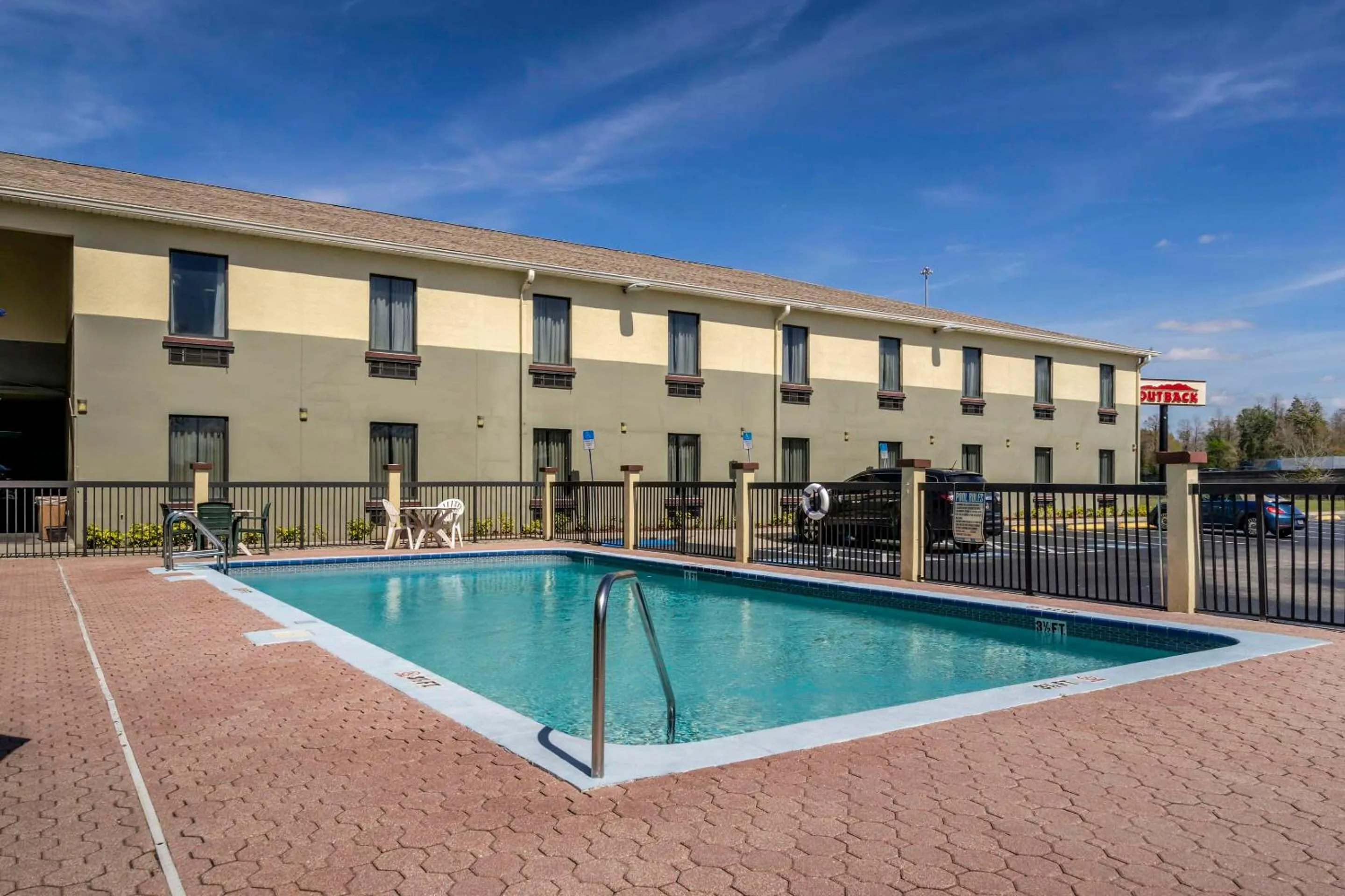 Swimming pool in Rodeway Inn Wesley Chapel