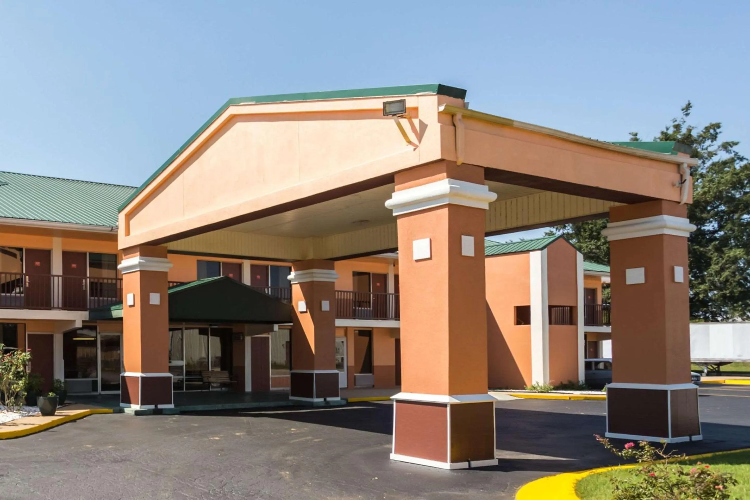 Property building in Econo Lodge Decatur South