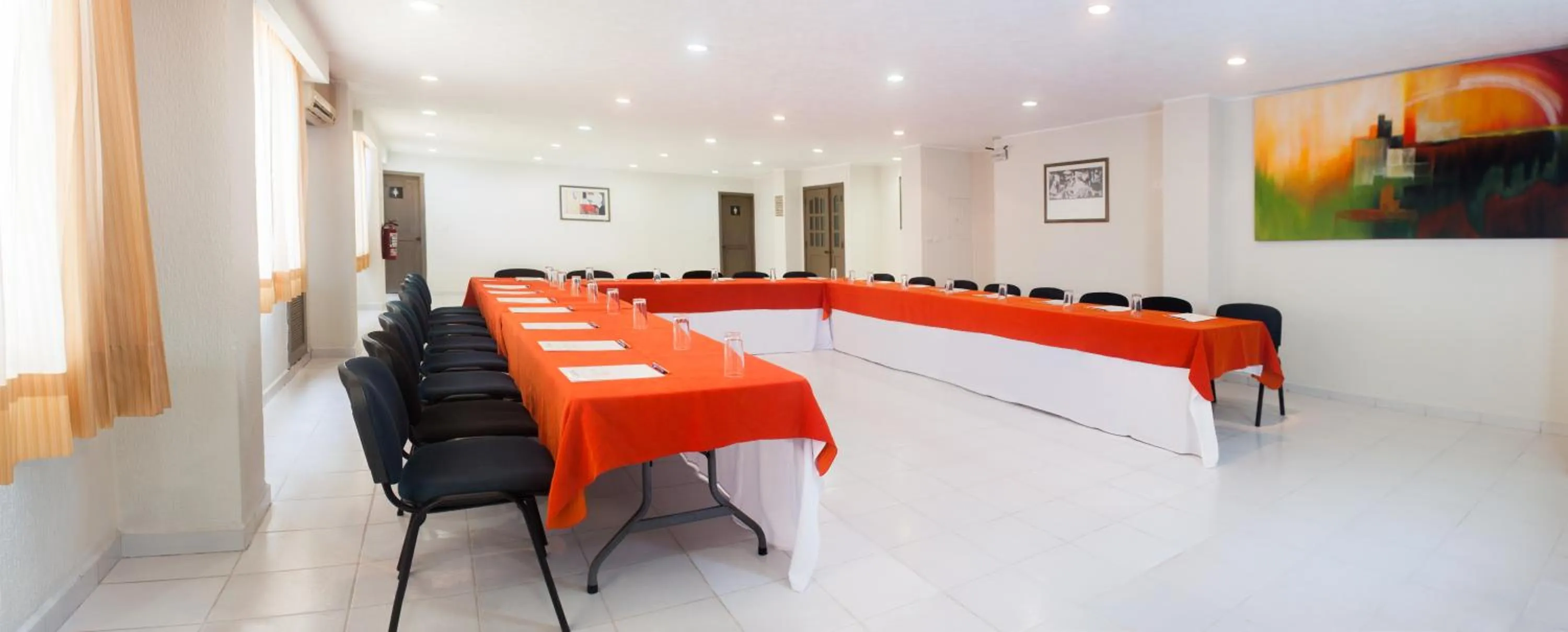 Communal lounge/ TV room in Hotel & Suites Real del Lago