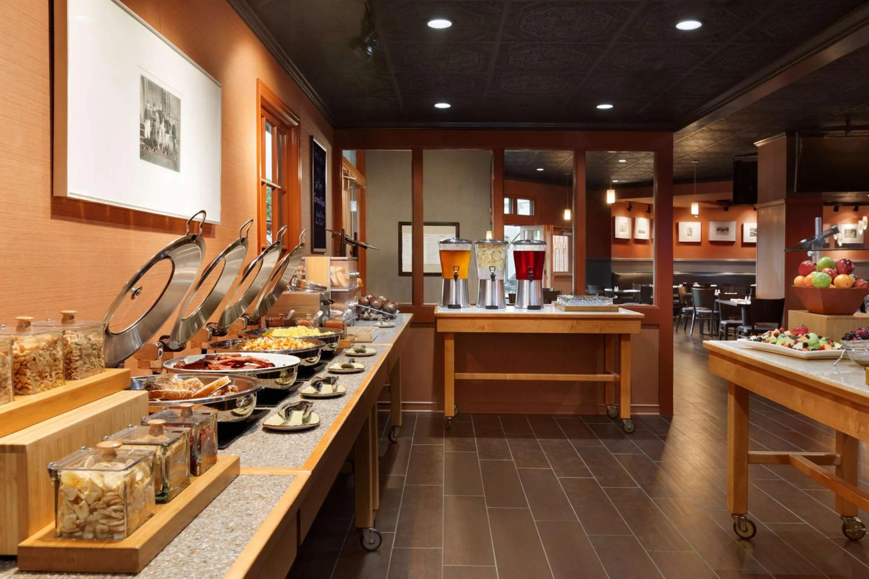 Restaurant/places to eat in DoubleTree by Hilton Minneapolis Park Place