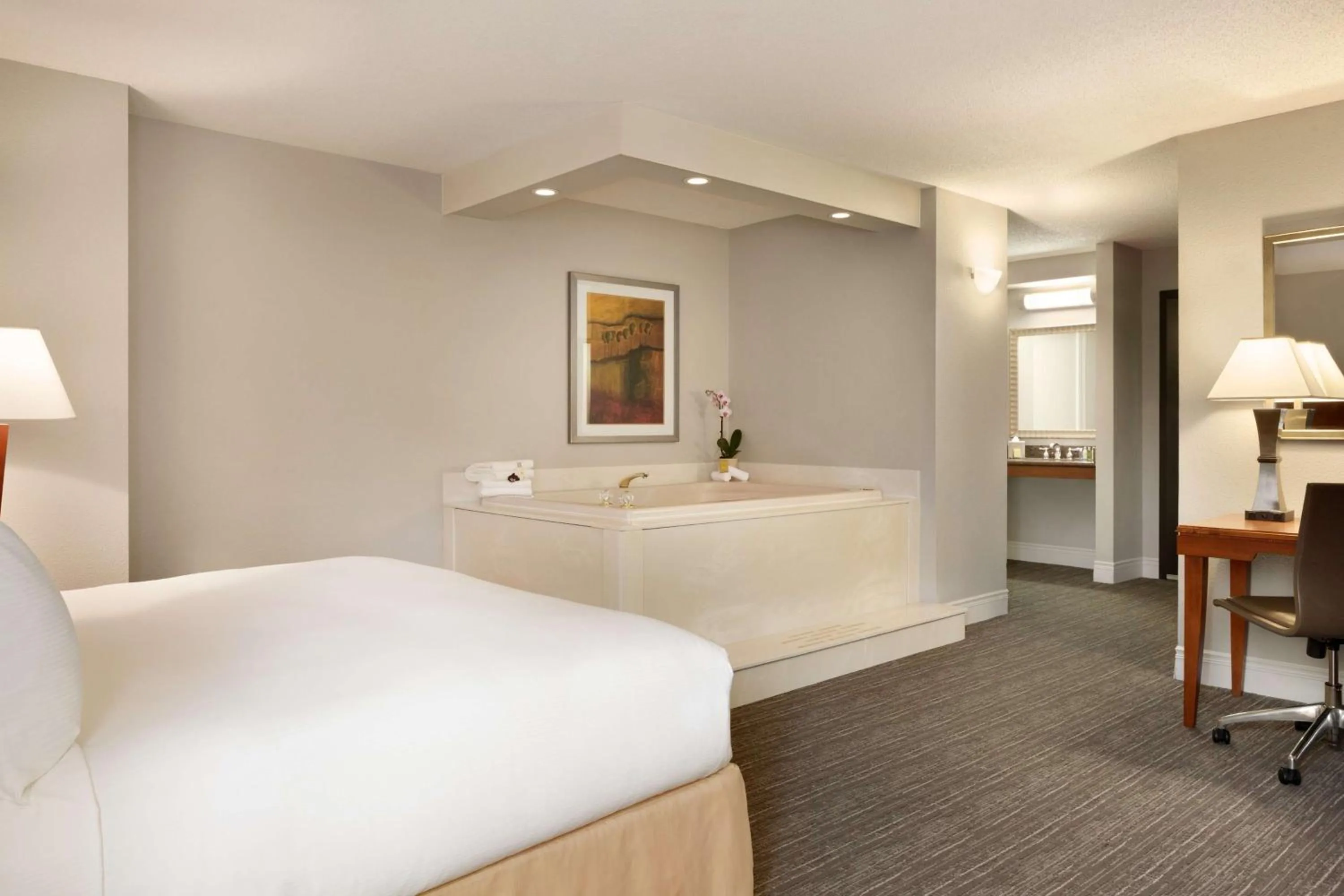 Bed in DoubleTree by Hilton Minneapolis Park Place