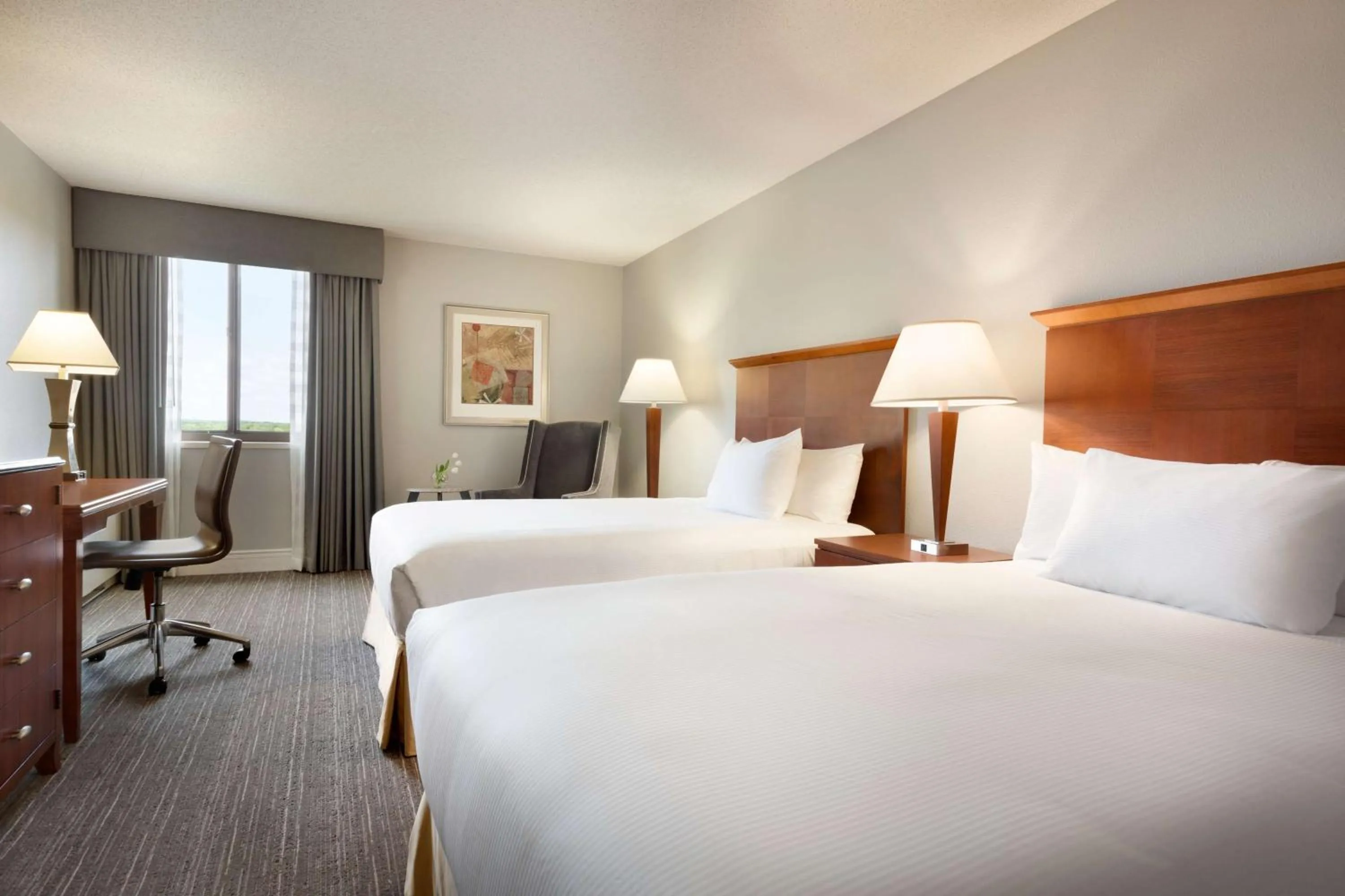 Bed in DoubleTree by Hilton Minneapolis Park Place