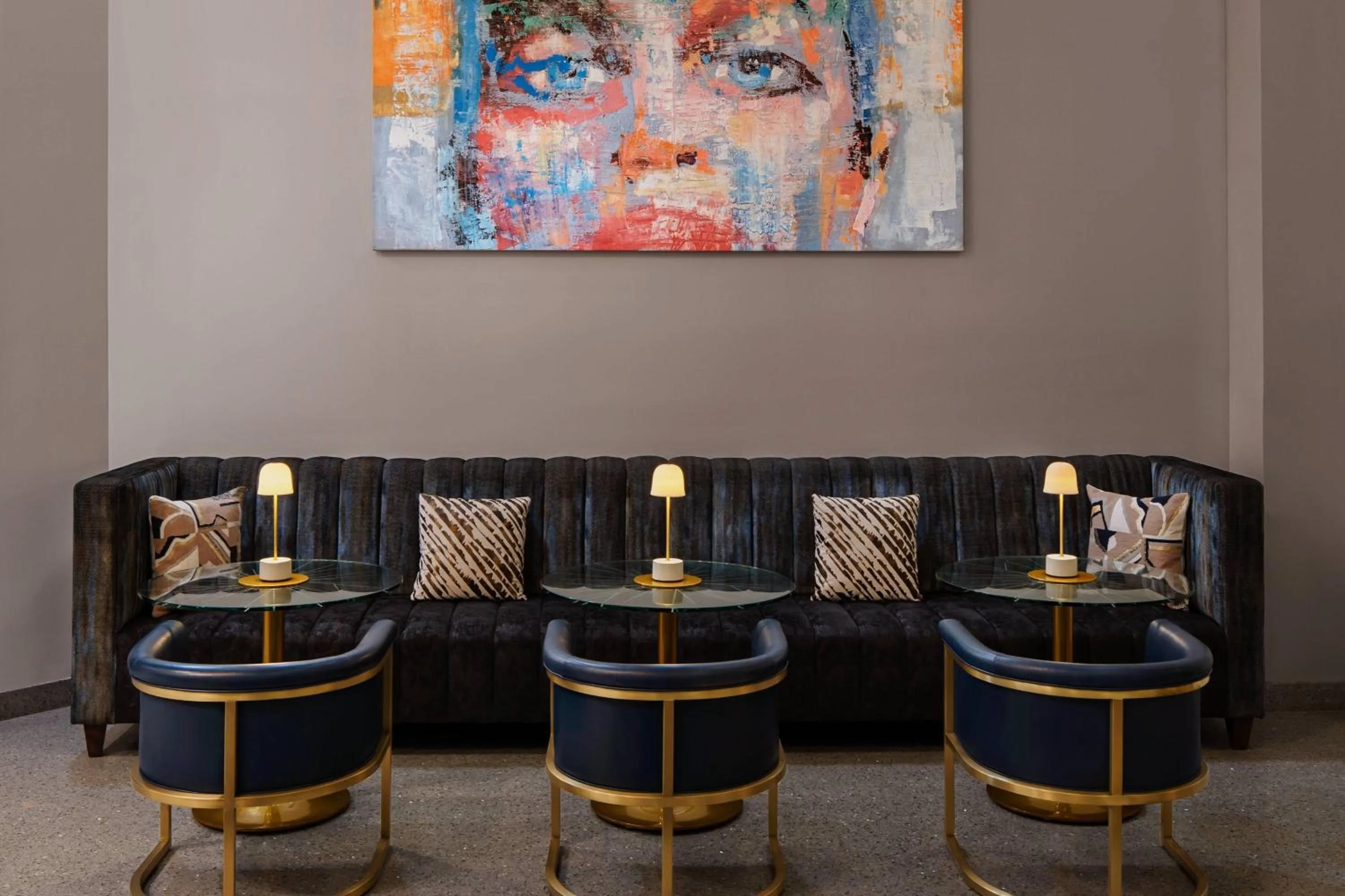 Lounge or bar in Glass Light Hotel & Gallery, Autograph Collection