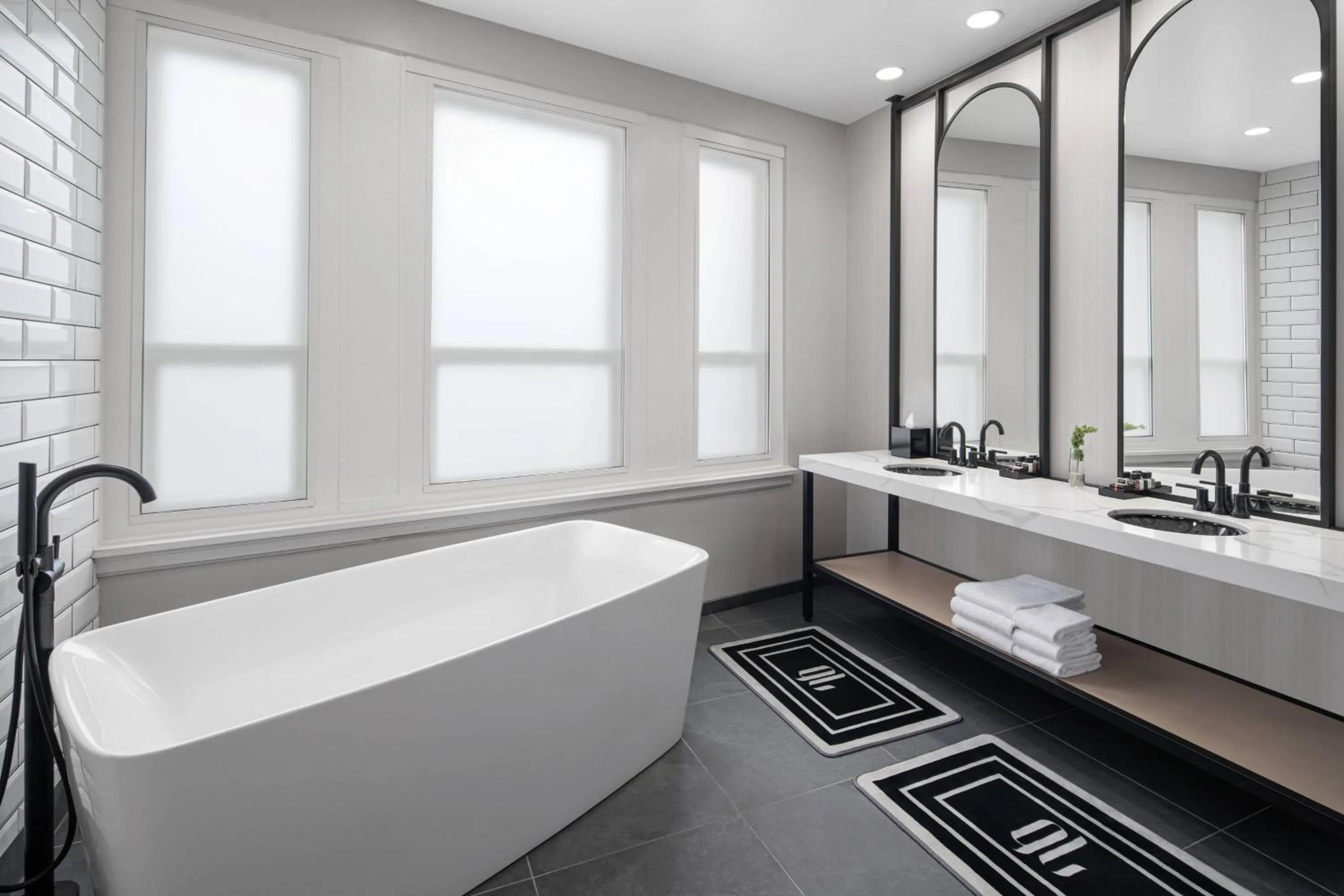 Bathroom in Glass Light Hotel & Gallery, Autograph Collection