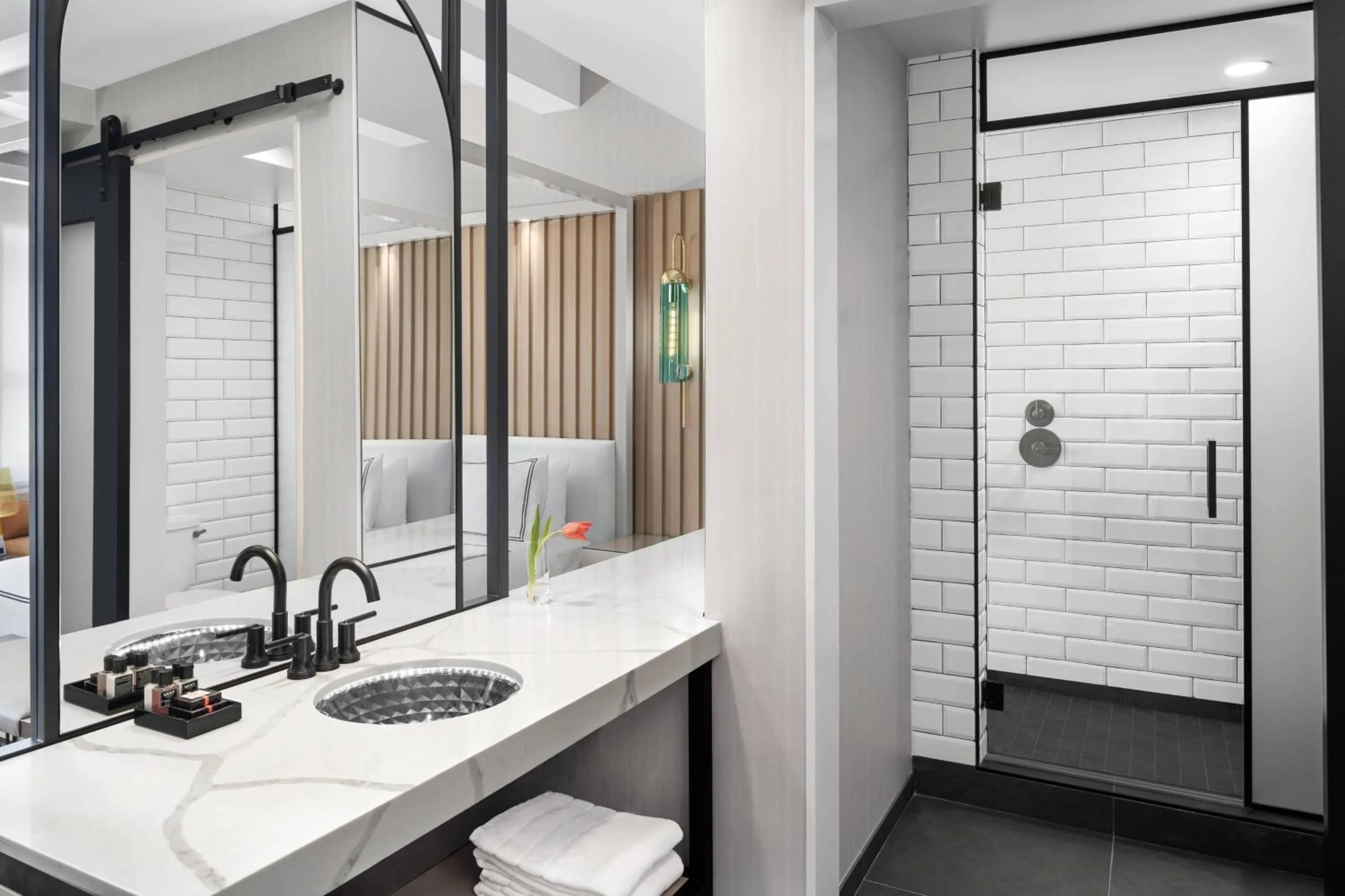 Bathroom in Glass Light Hotel & Gallery, Autograph Collection